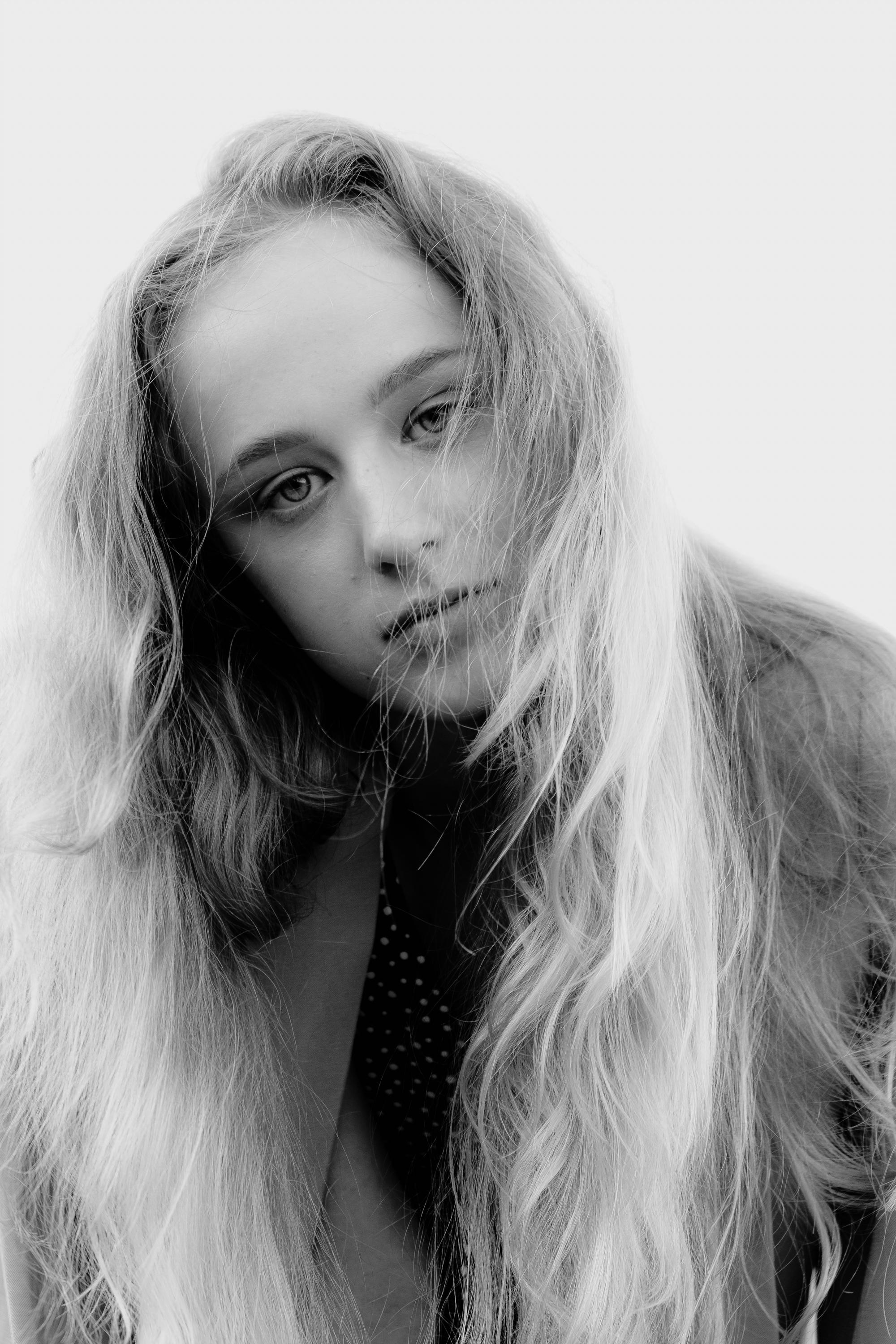 Anastasia. Атмосферная фотосессия на каменистом пляже для юной модели