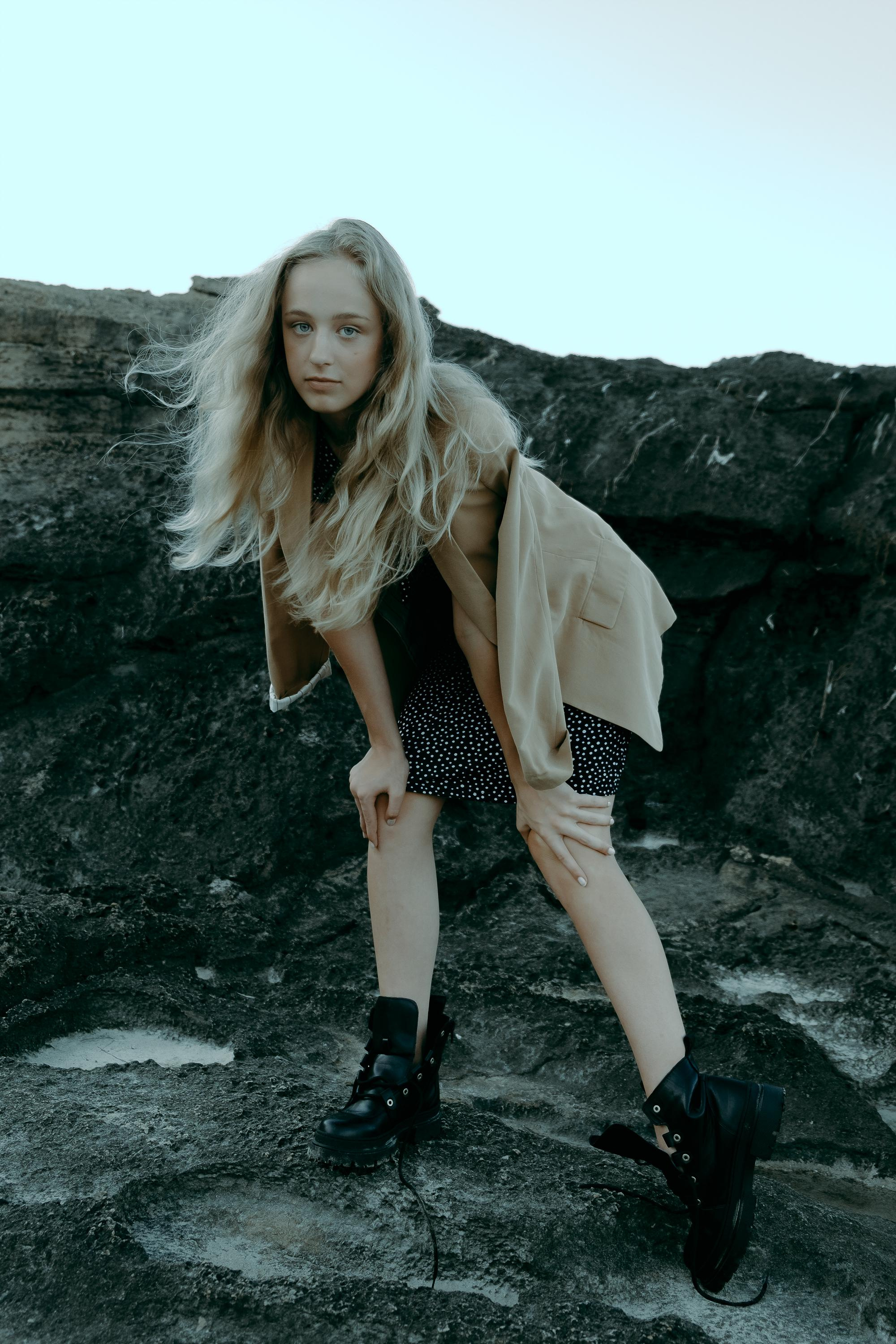 Anastasia. Атмосферная фотосессия на каменистом пляже для юной модели