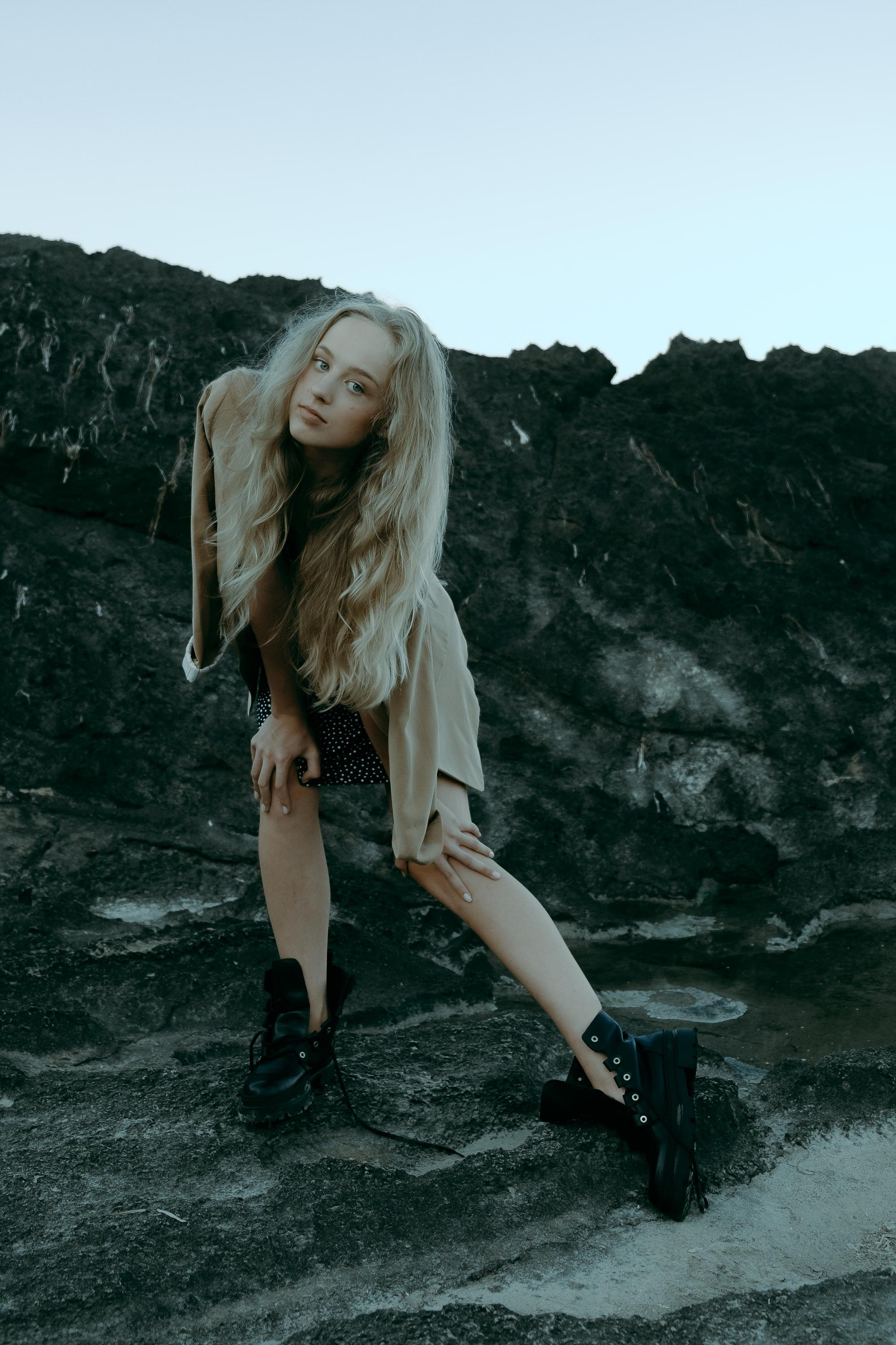 Anastasia. Атмосферная фотосессия на каменистом пляже для юной модели