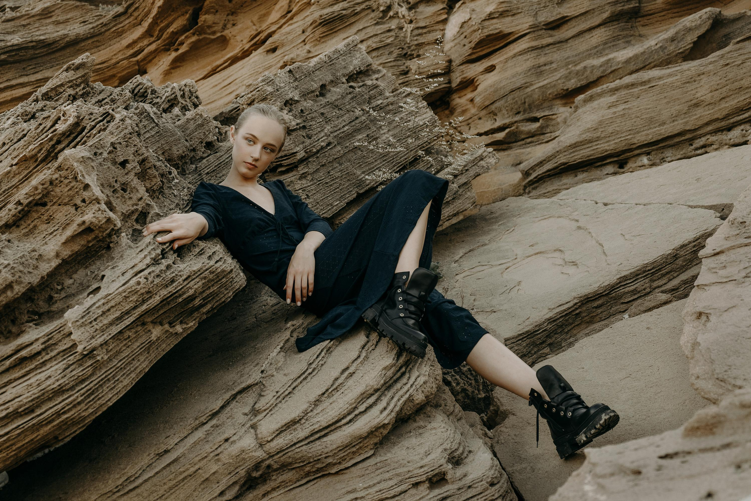 Anastasia. Атмосферная фотосессия на каменистом пляже для юной модели