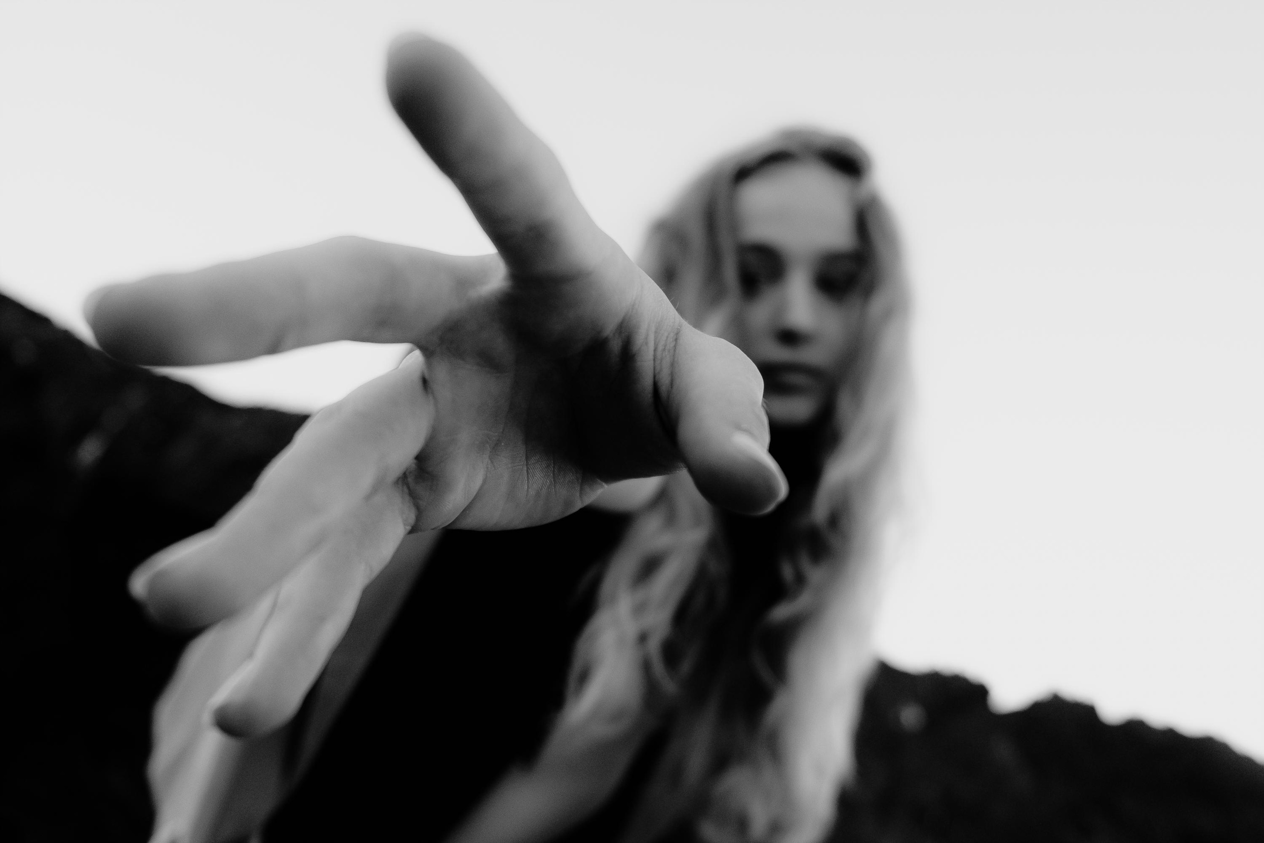 Anastasia. Атмосферная фотосессия на каменистом пляже для юной модели