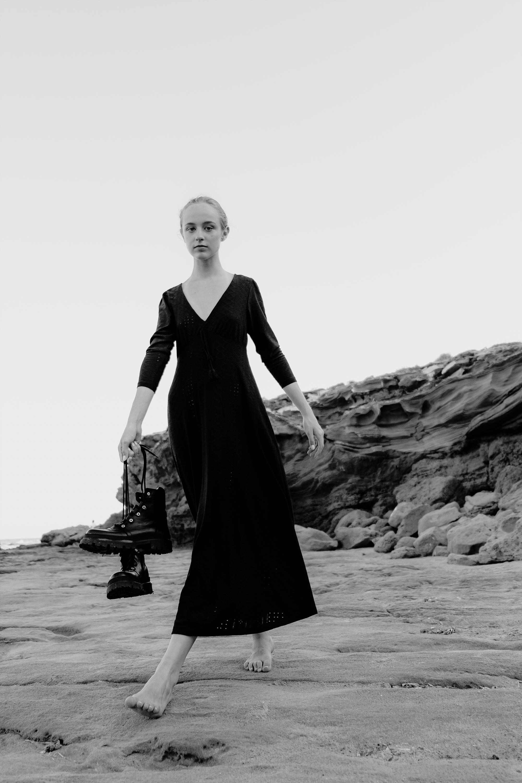 Anastasia. Атмосферная фотосессия на каменистом пляже для юной модели