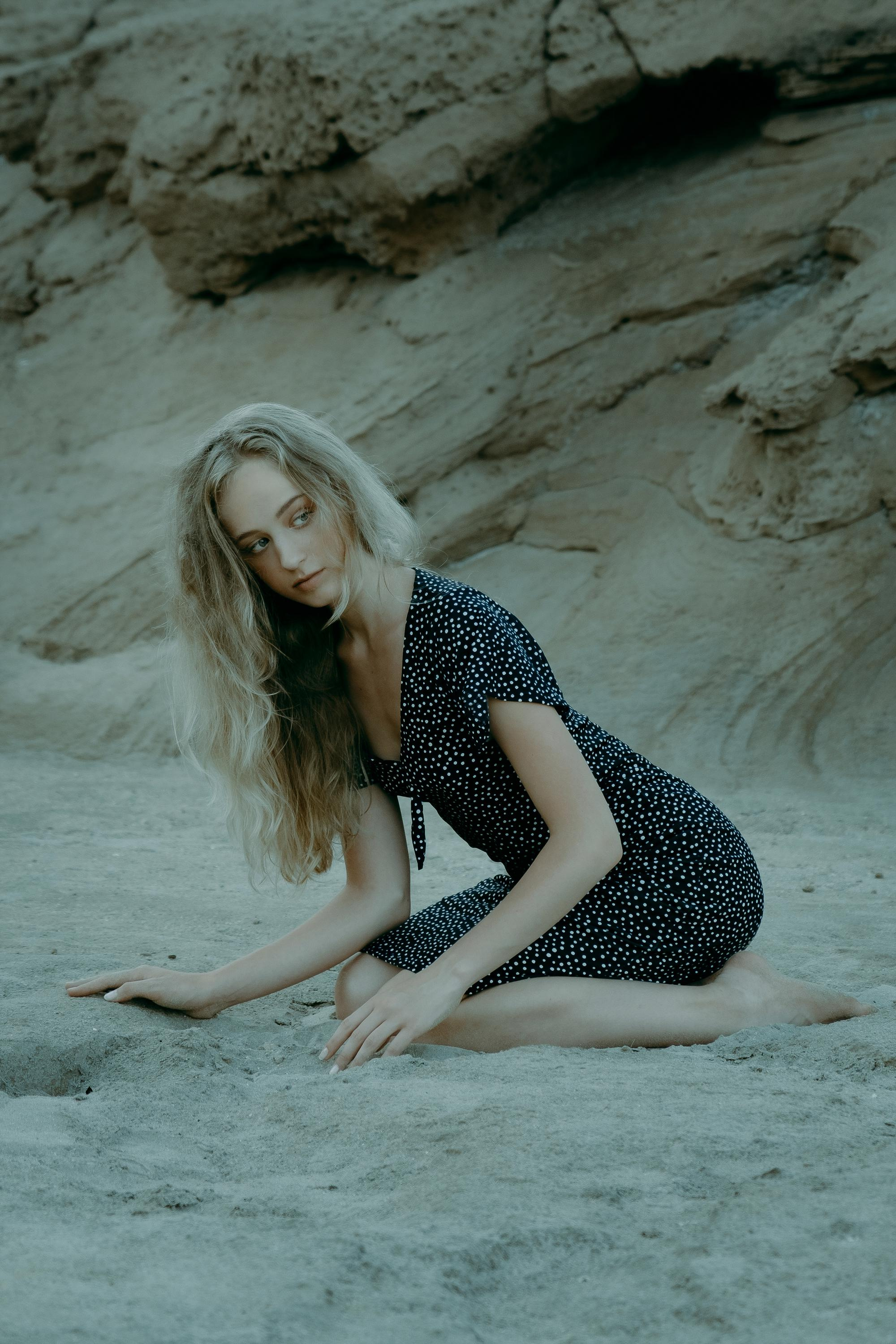 Anastasia. Атмосферная фотосессия на каменистом пляже для юной модели