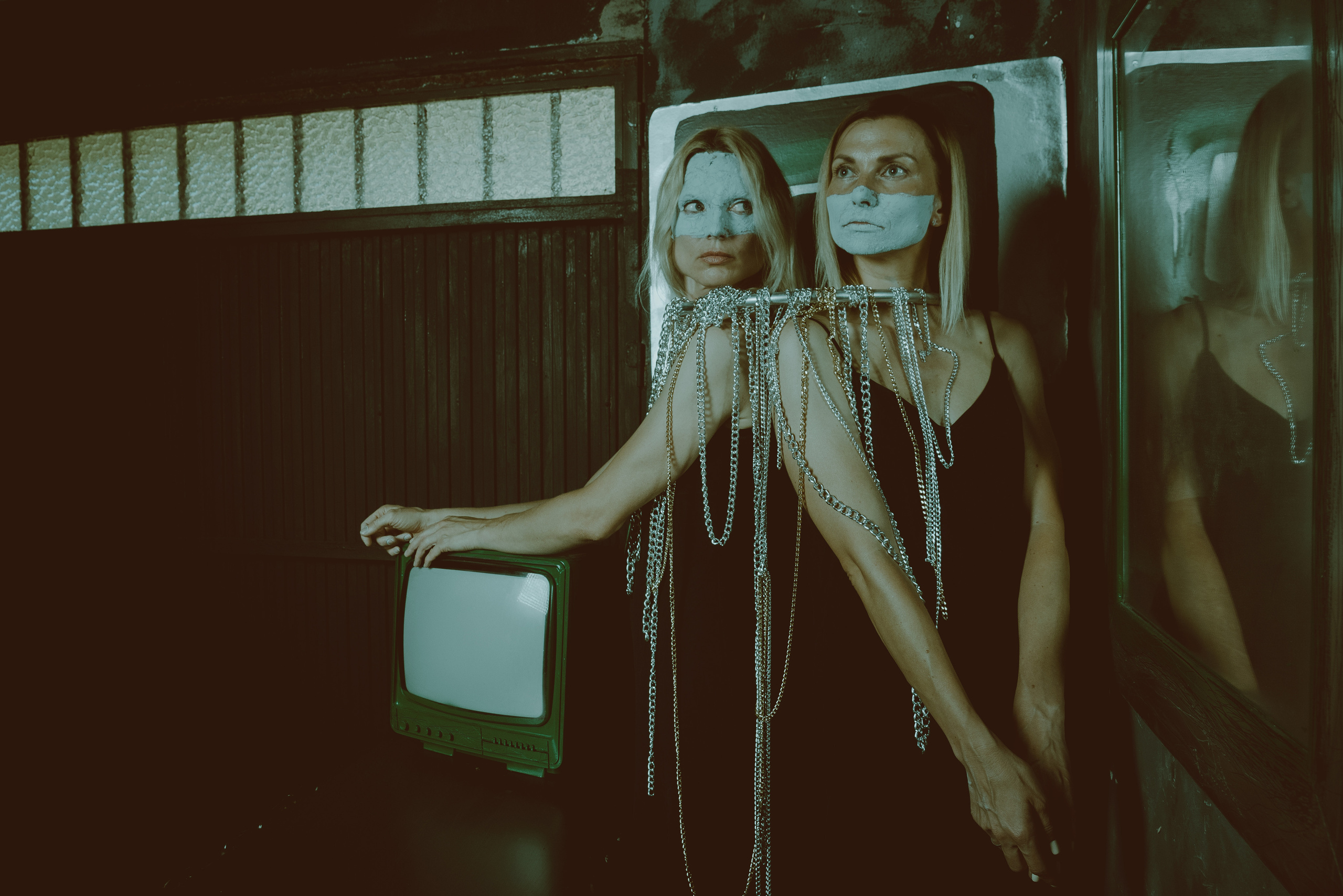 Coherence. Креативная арт-фотосессия с двумя девушками