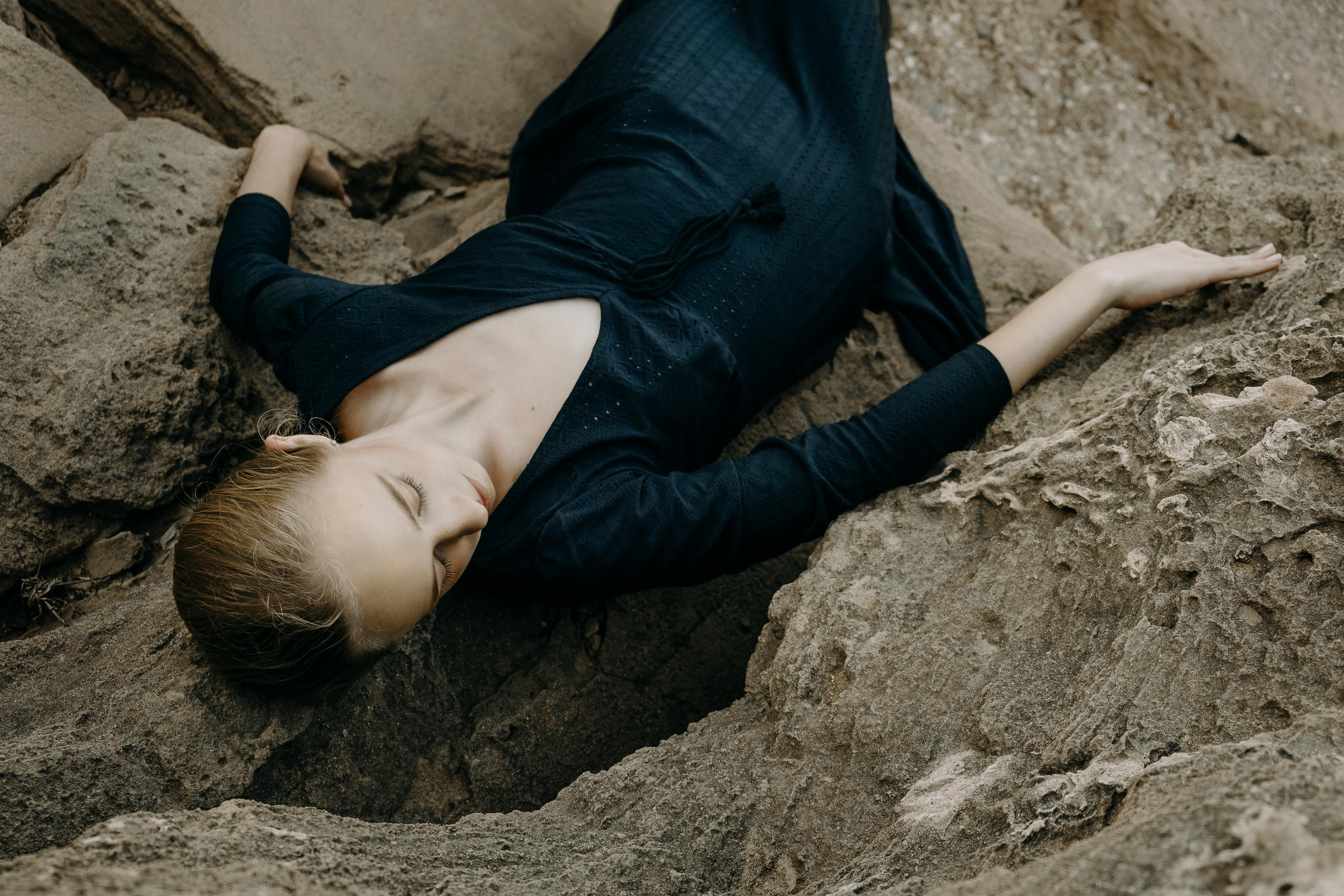 Anastasia. Атмосферная фотосессия на каменистом пляже для юной модели