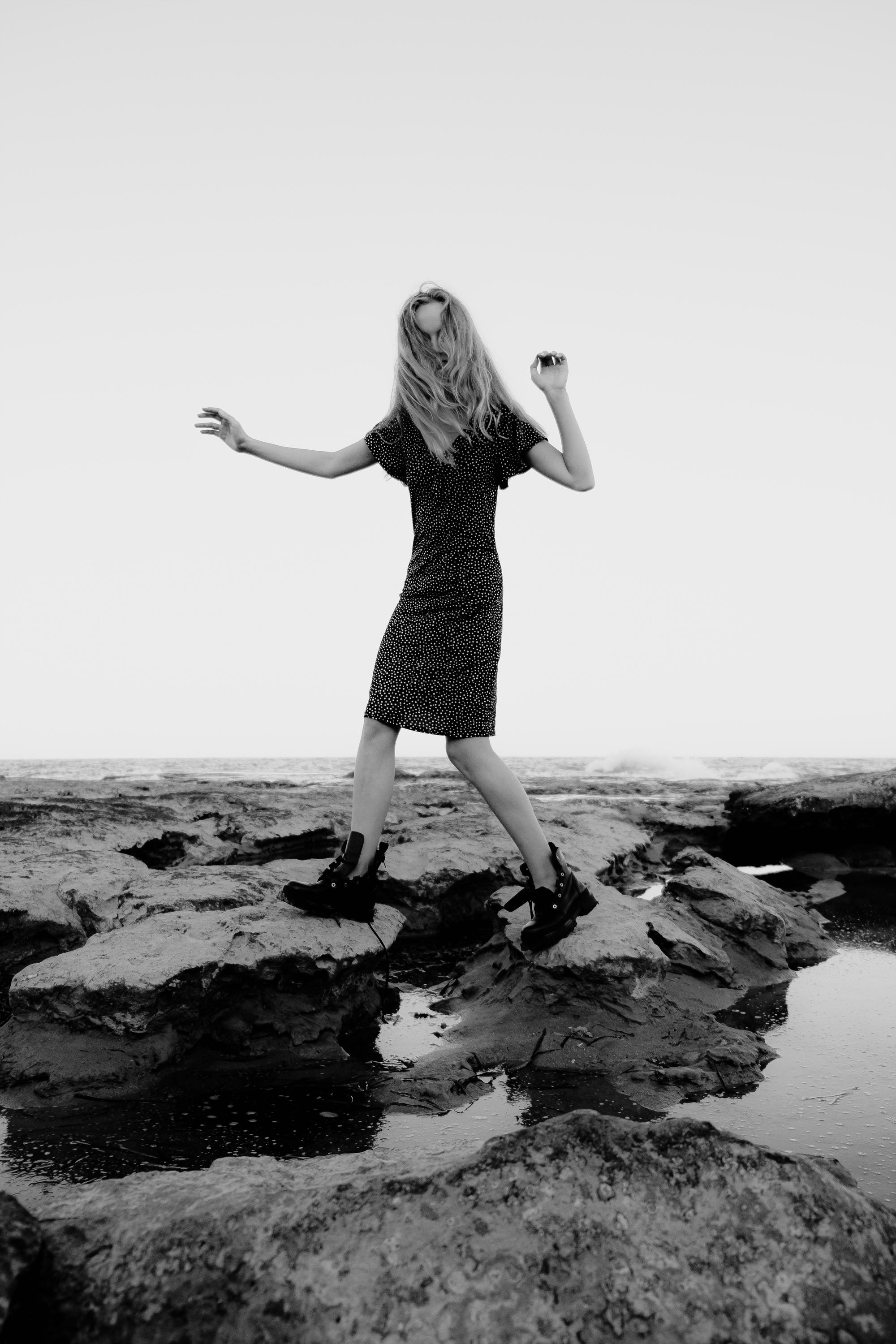 Anastasia. Атмосферная фотосессия на каменистом пляже для юной модели