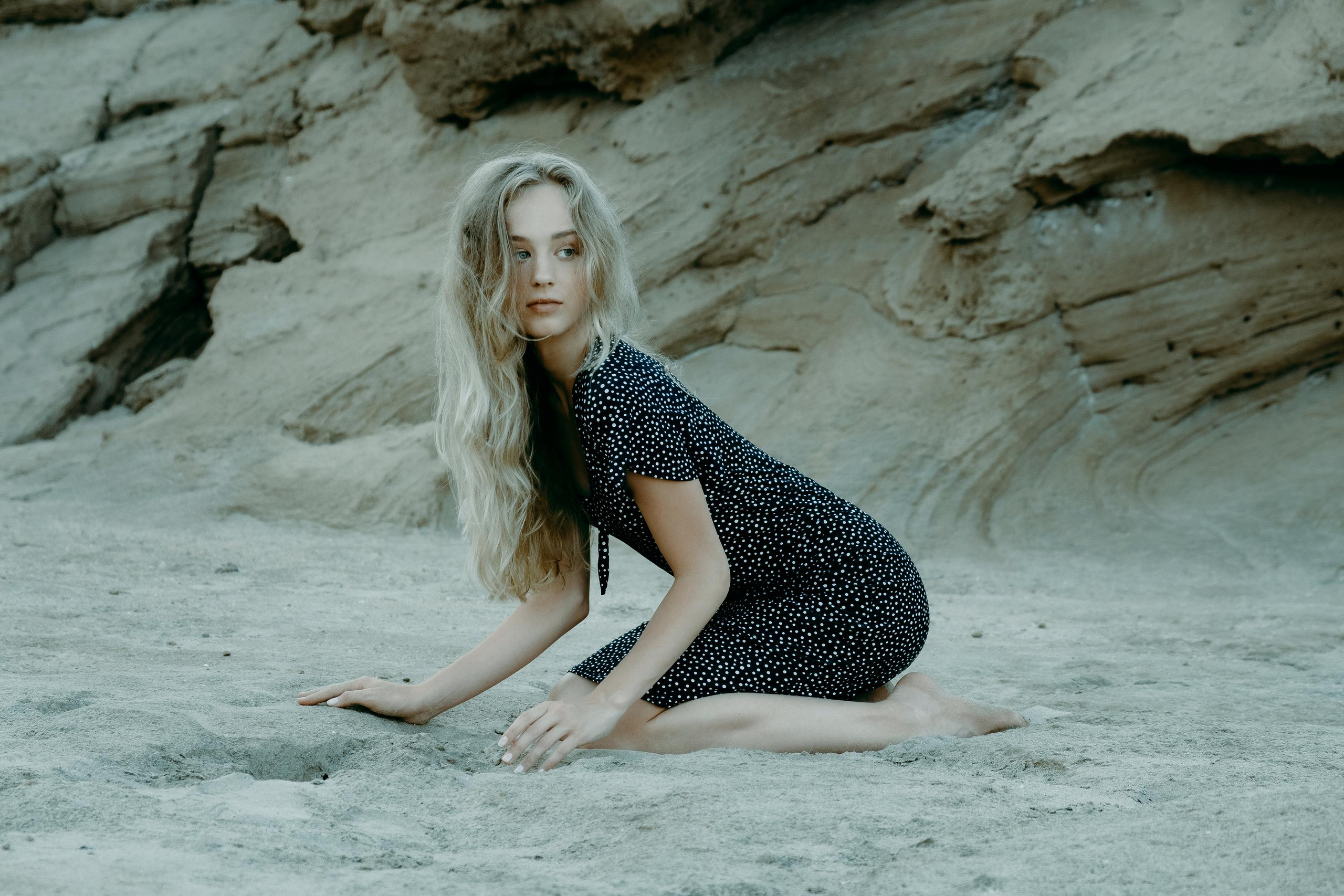 Anastasia. Атмосферная фотосессия на каменистом пляже для юной модели