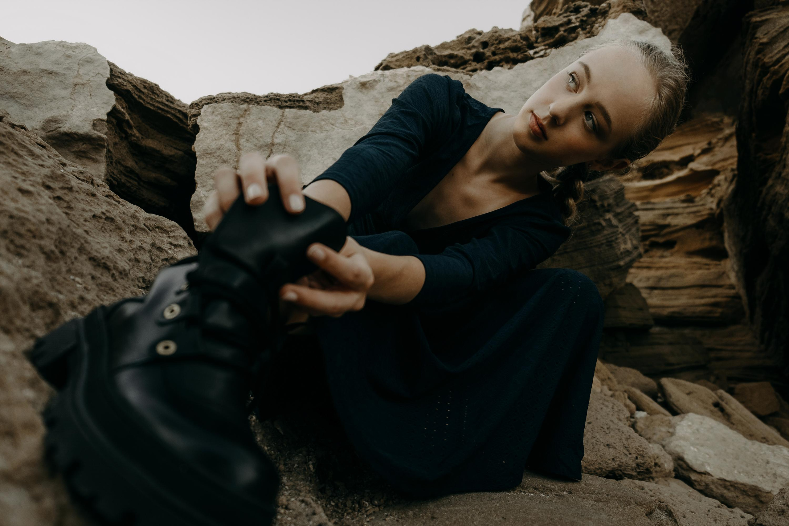 Anastasia. Атмосферная фотосессия на каменистом пляже для юной модели