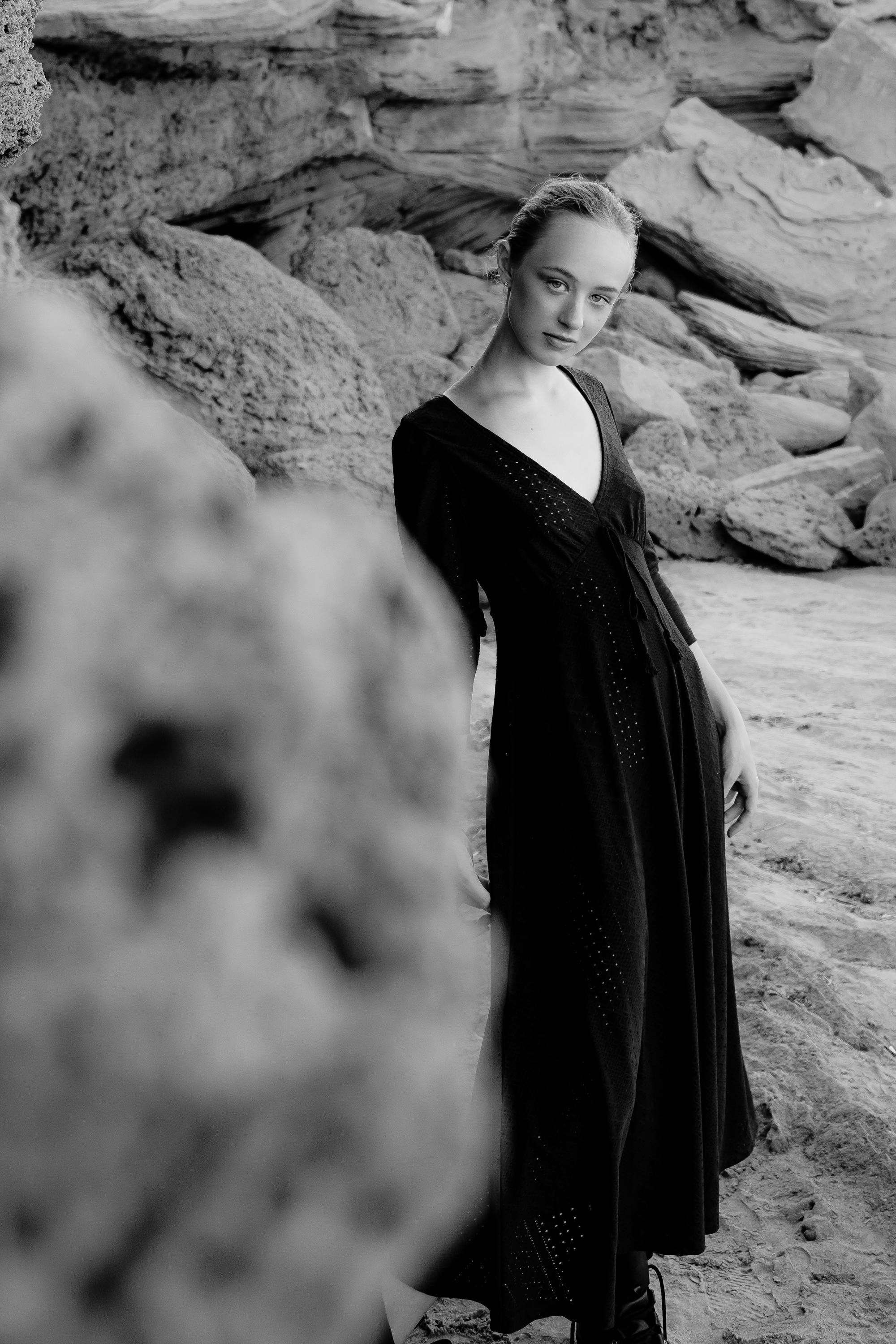 Anastasia. Атмосферная фотосессия на каменистом пляже для юной модели