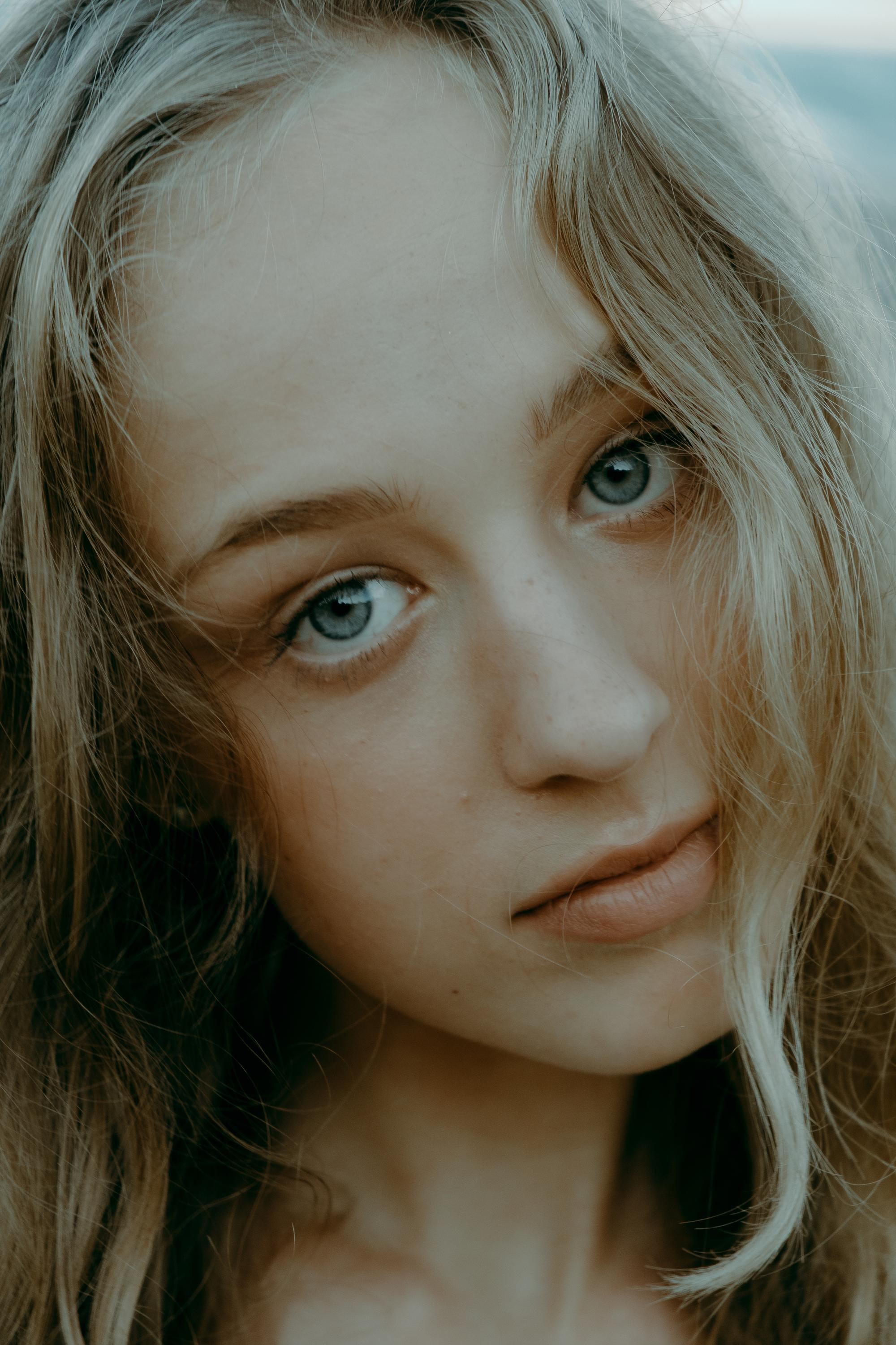 Anastasia. Атмосферная фотосессия на каменистом пляже для юной модели