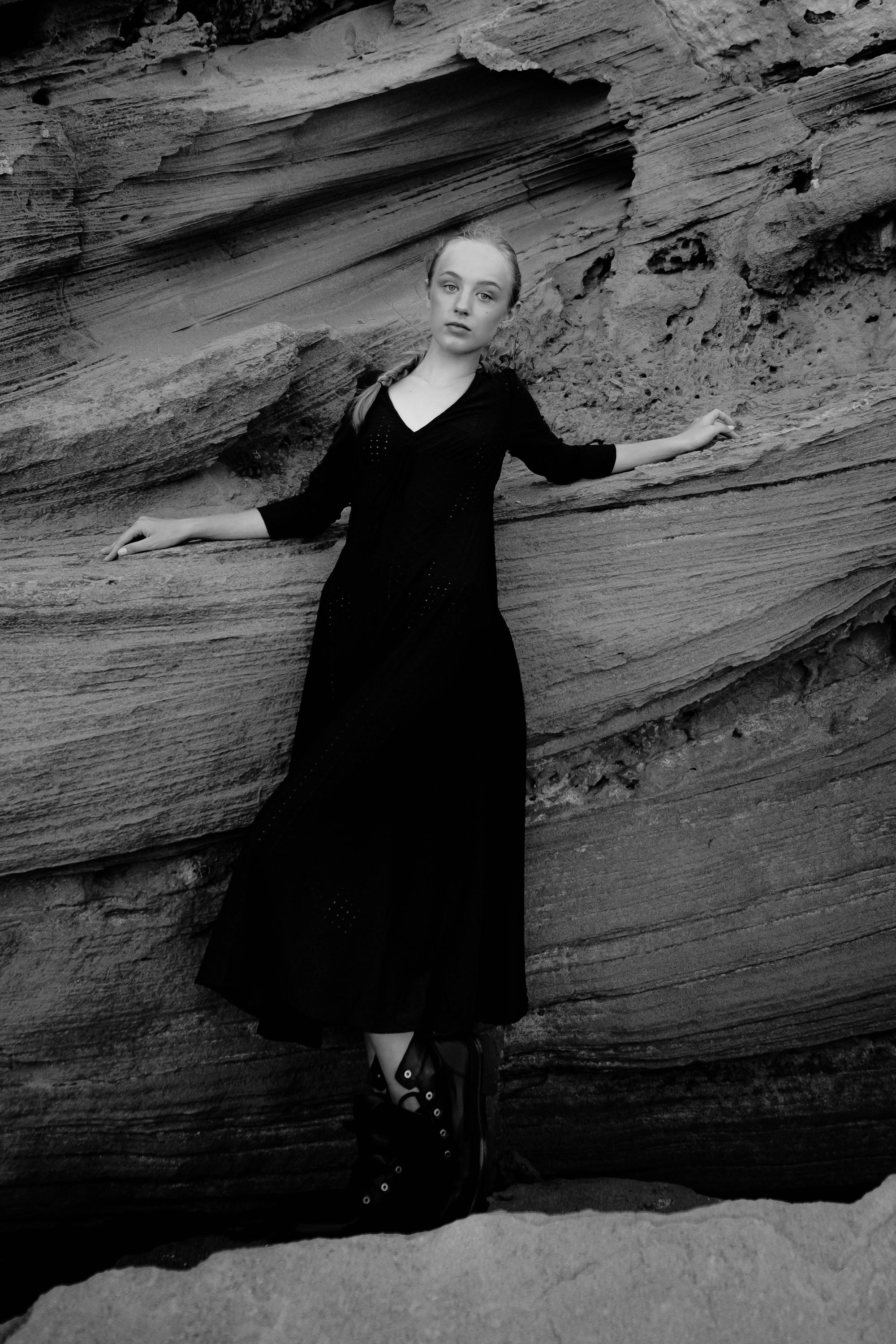 Anastasia. Атмосферная фотосессия на каменистом пляже для юной модели