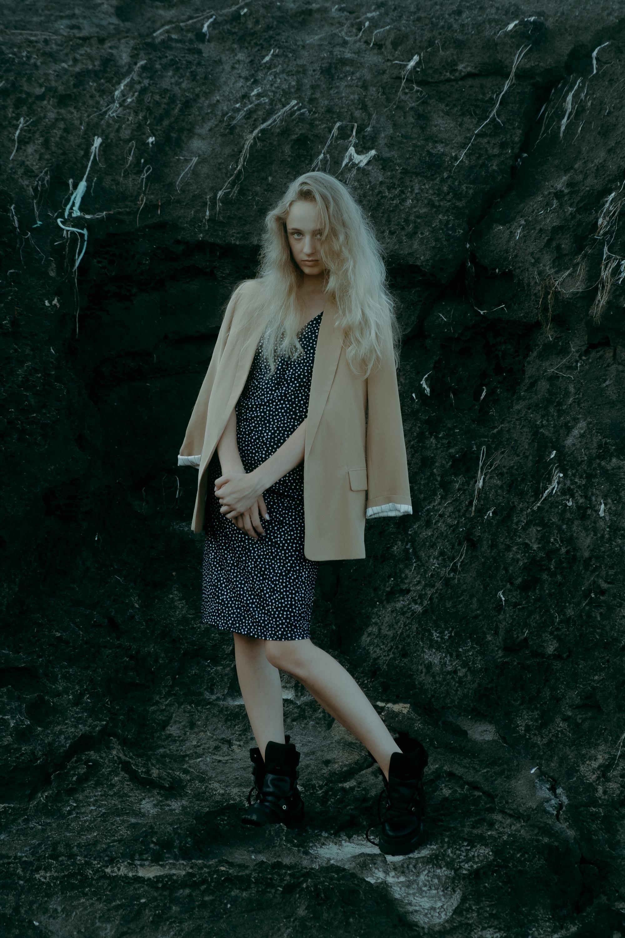 Anastasia. Атмосферная фотосессия на каменистом пляже для юной модели