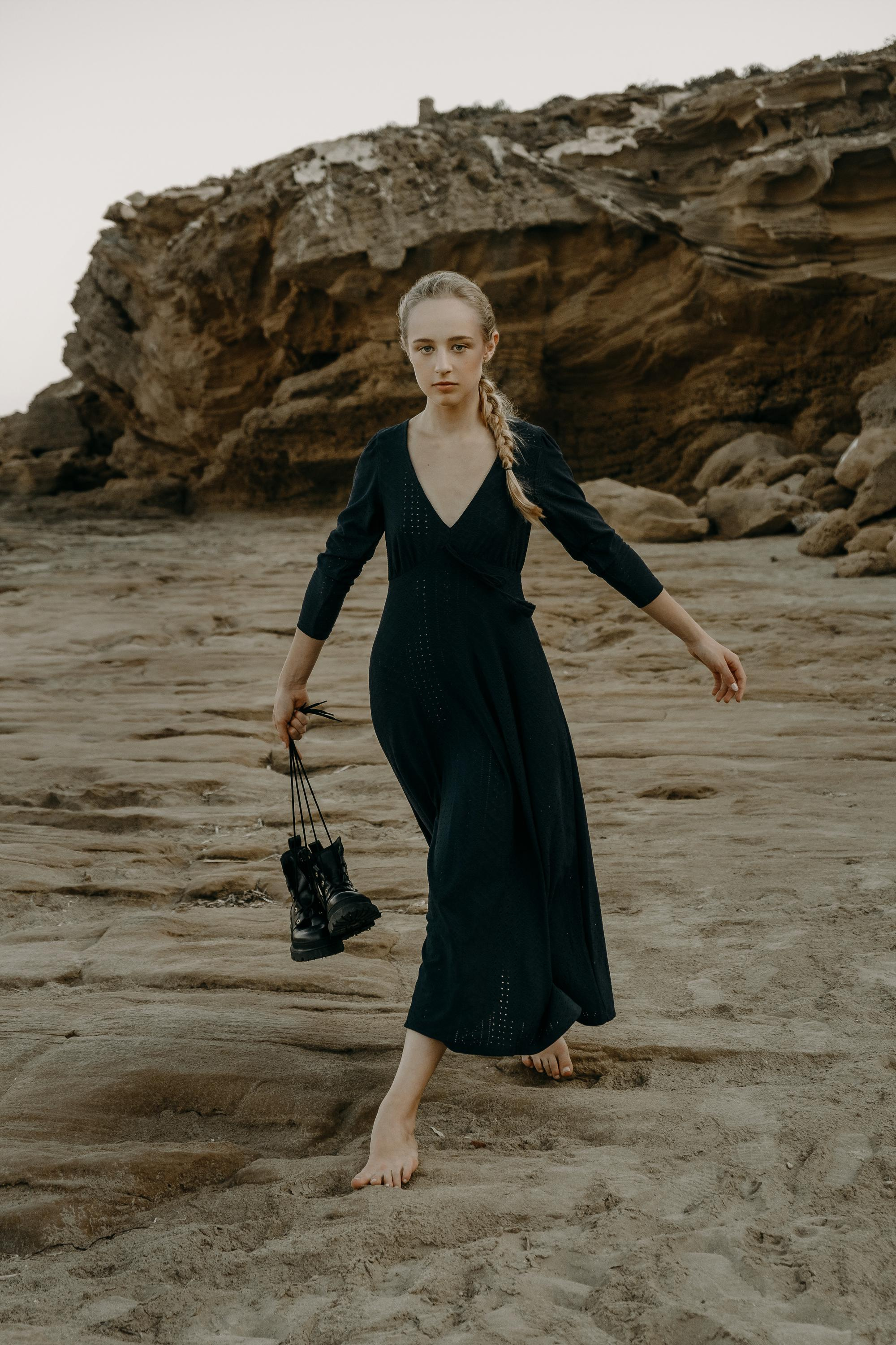 Anastasia. Атмосферная фотосессия на каменистом пляже для юной модели