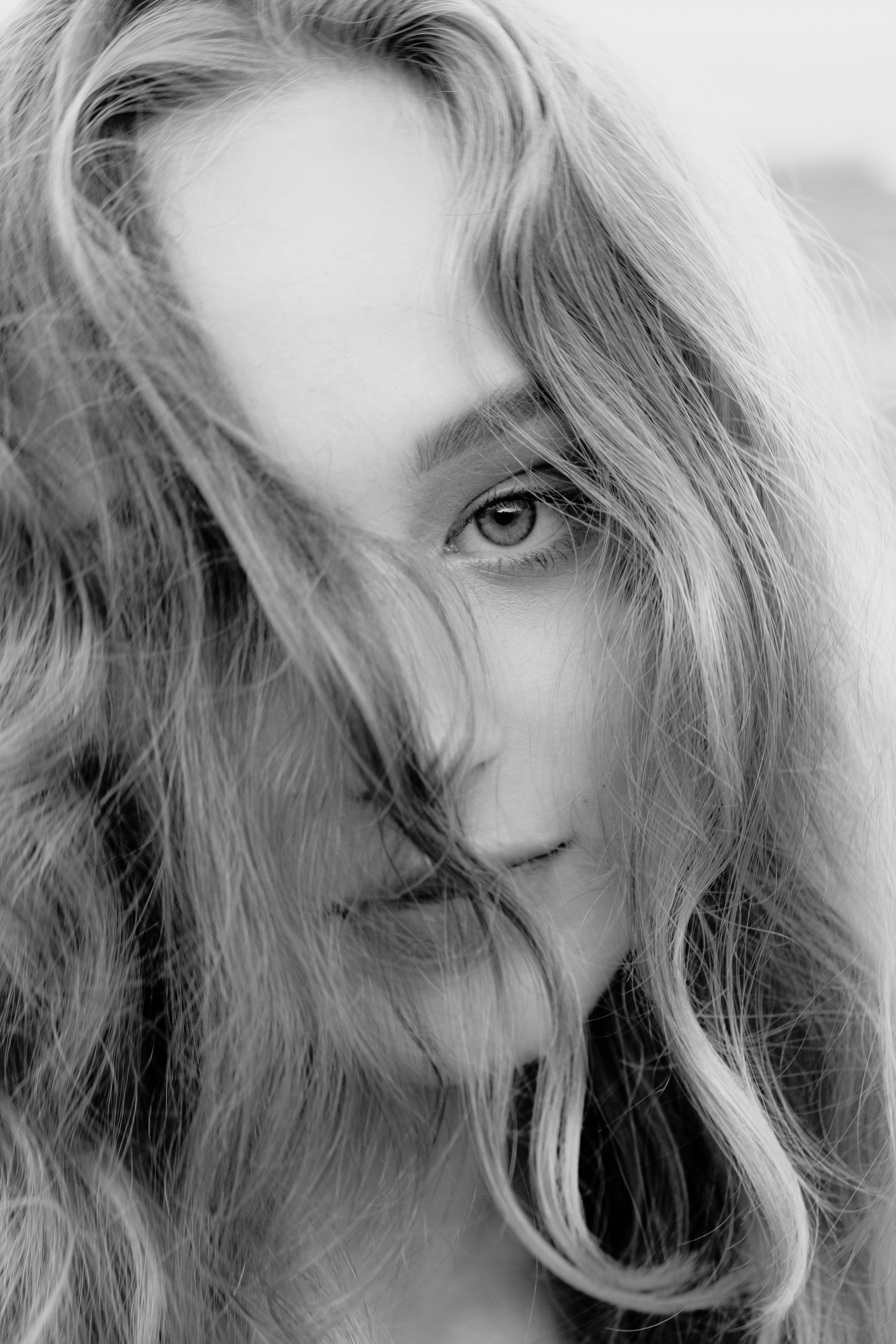 Anastasia. Атмосферная фотосессия на каменистом пляже для юной модели