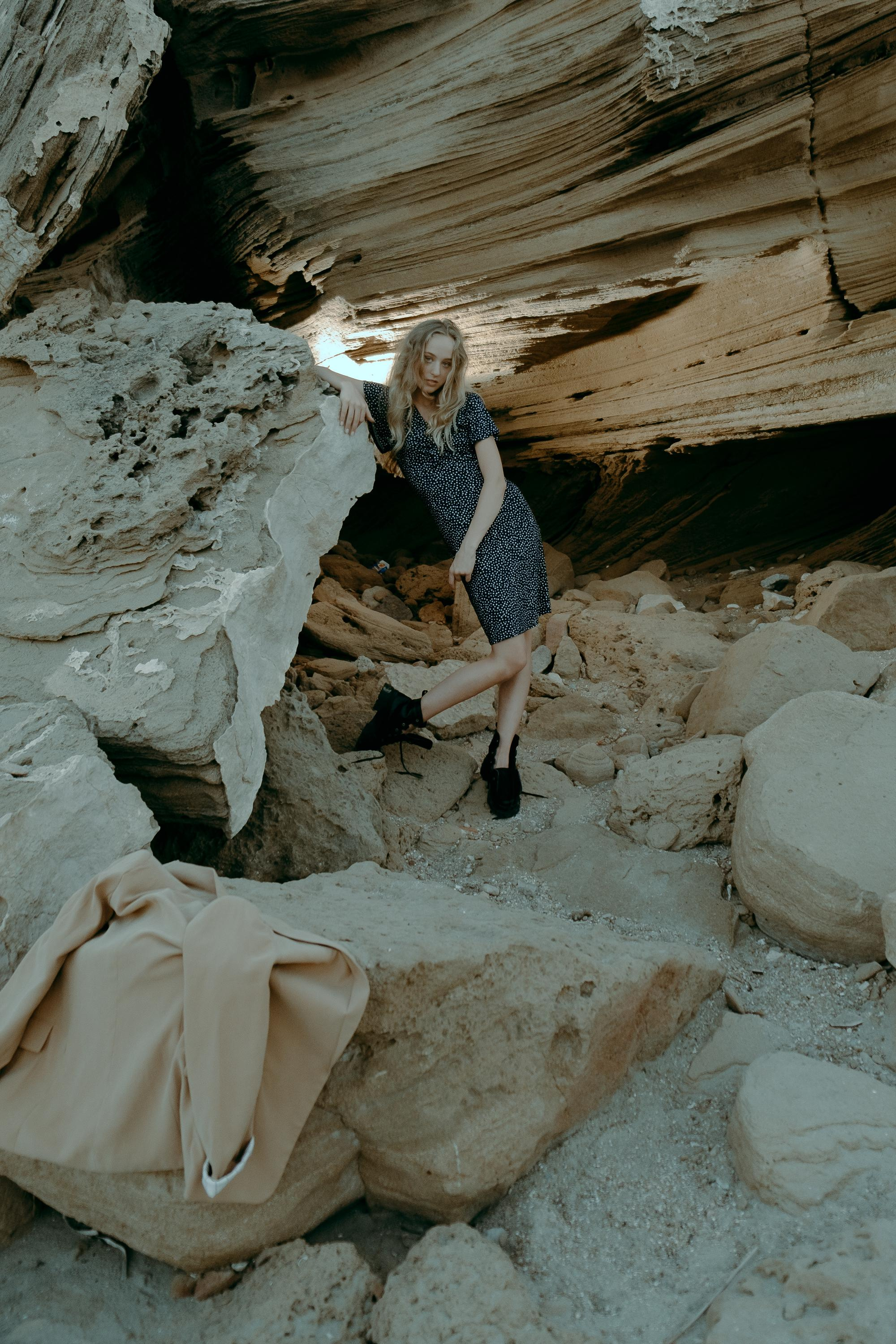 Anastasia. Атмосферная фотосессия на каменистом пляже для юной модели