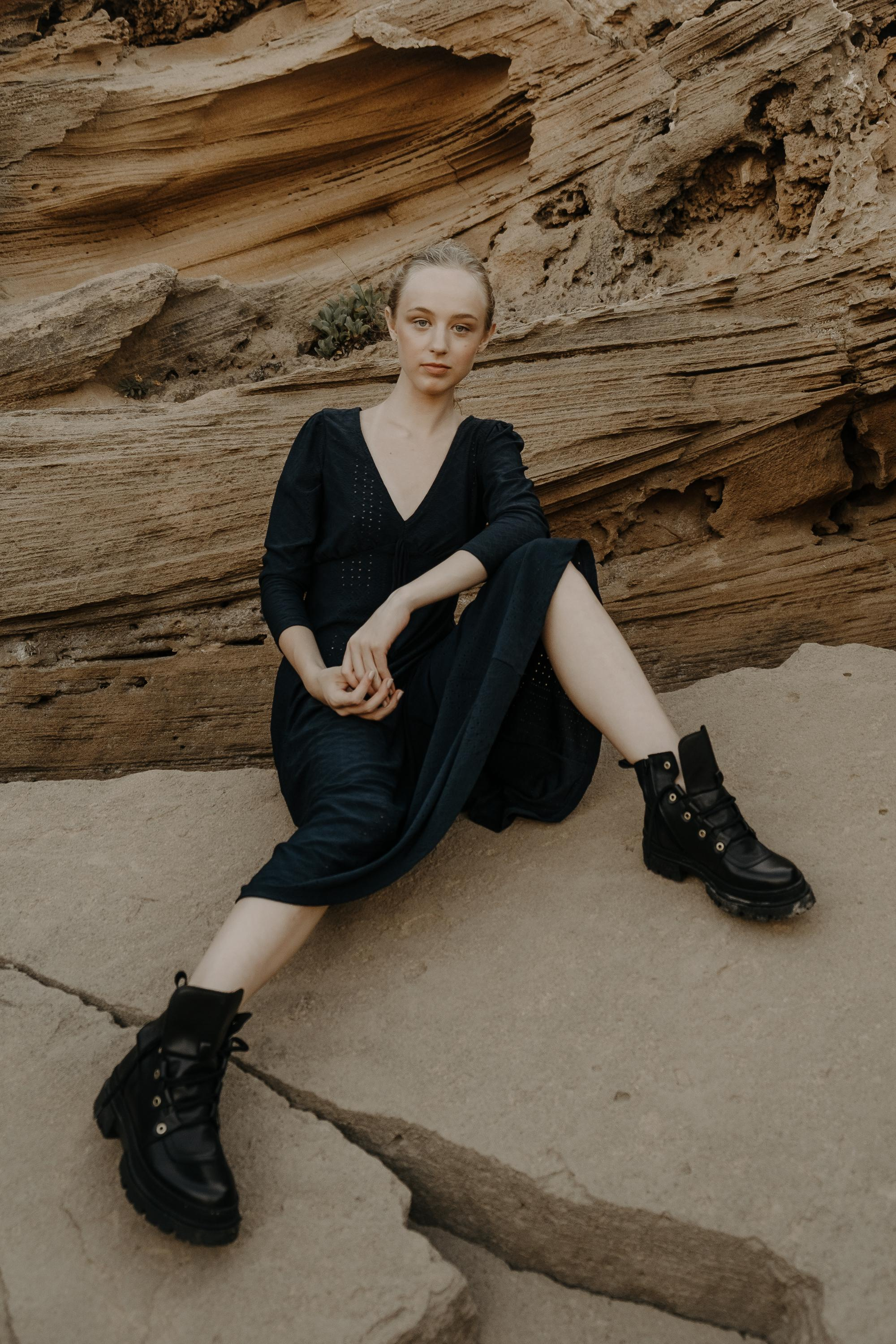 Anastasia. Атмосферная фотосессия на каменистом пляже для юной модели