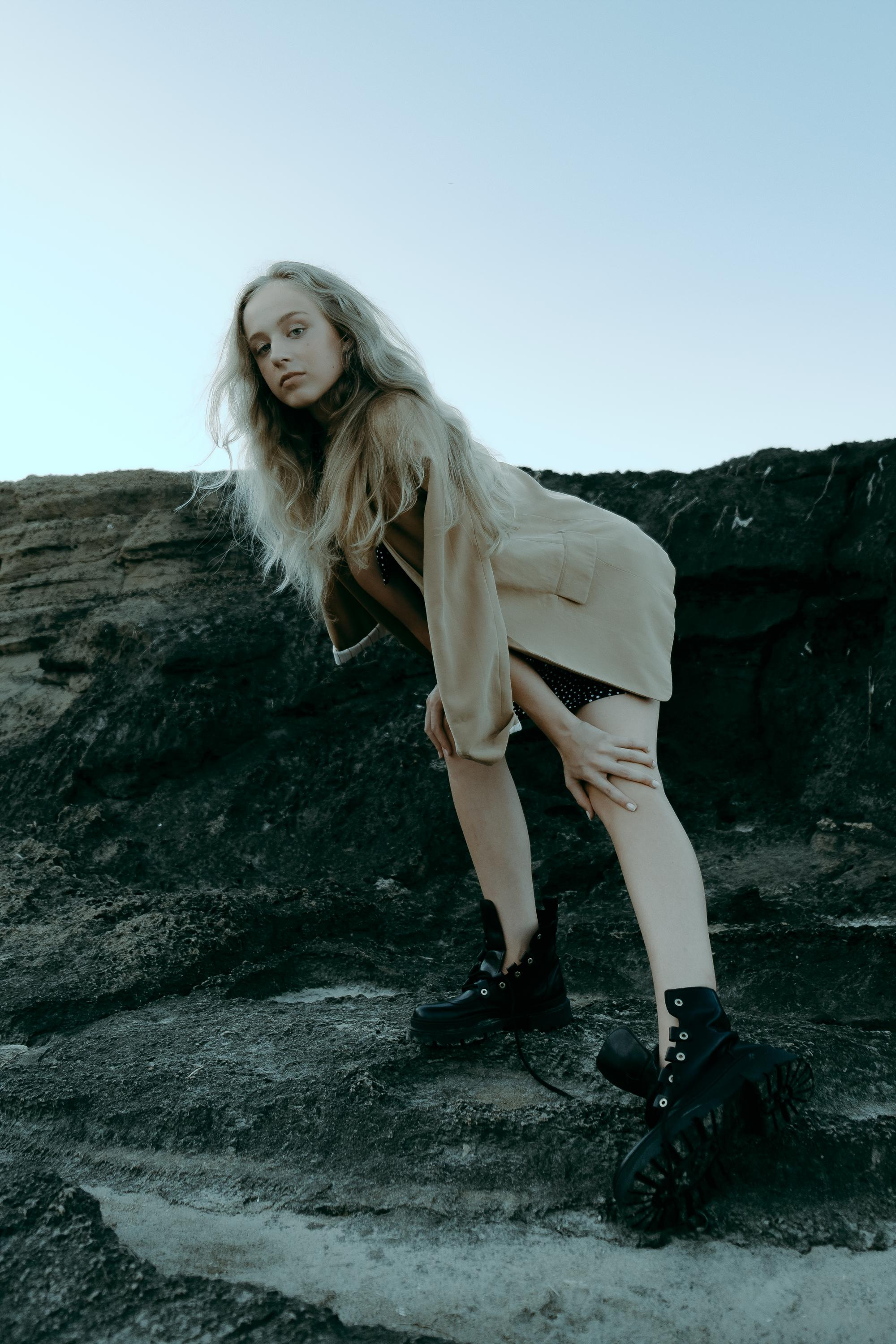 Anastasia. Атмосферная фотосессия на каменистом пляже для юной модели