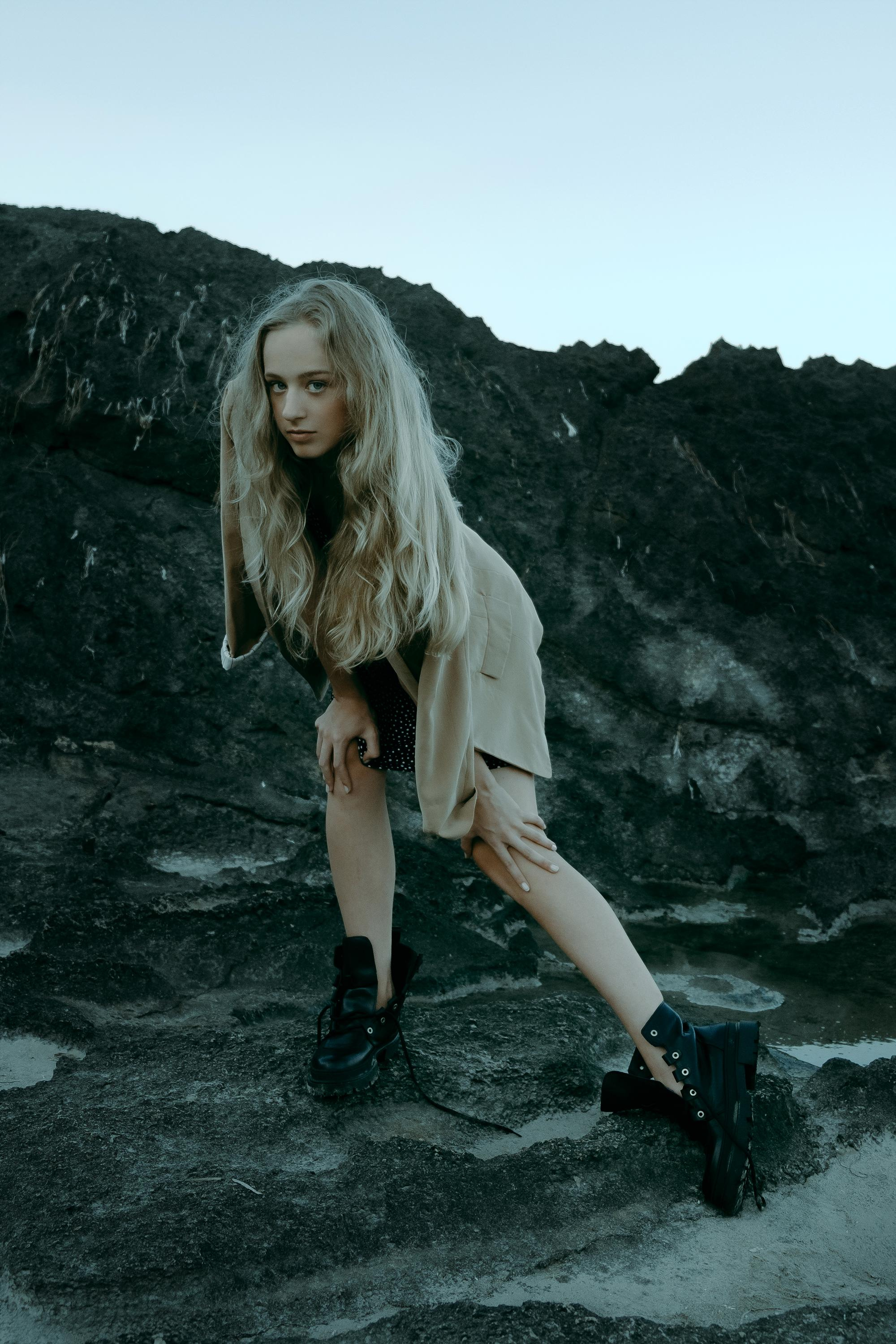 Anastasia. Атмосферная фотосессия на каменистом пляже для юной модели