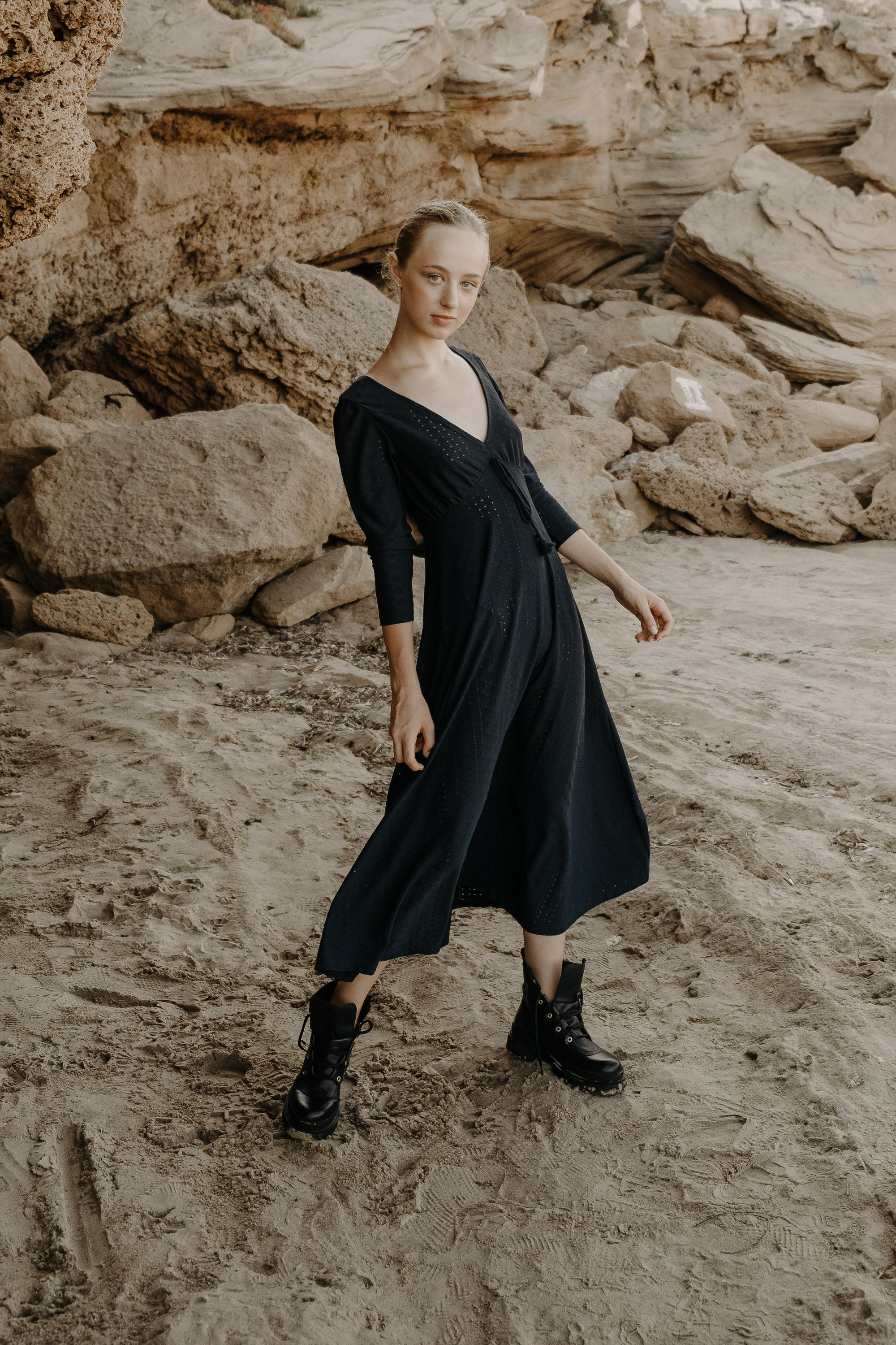 Anastasia. Атмосферная фотосессия на каменистом пляже для юной модели