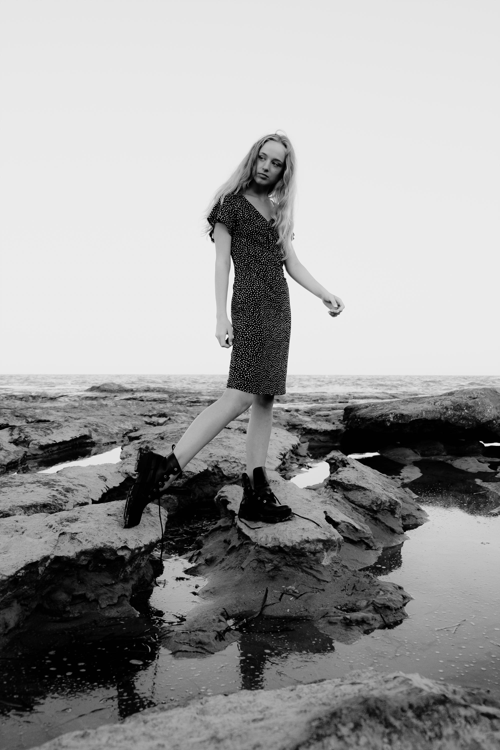 Anastasia. Атмосферная фотосессия на каменистом пляже для юной модели