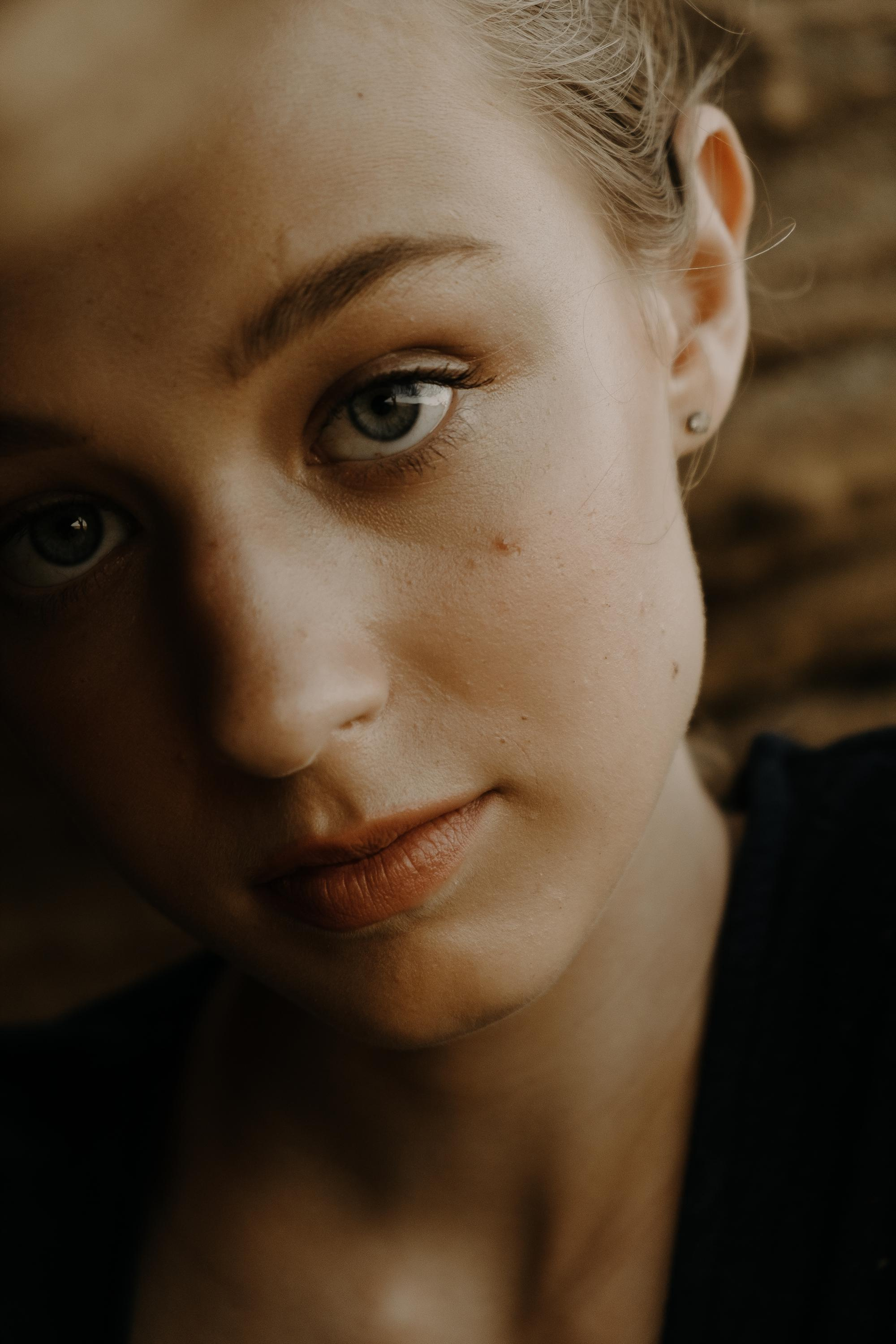 Anastasia. Атмосферная фотосессия на каменистом пляже для юной модели