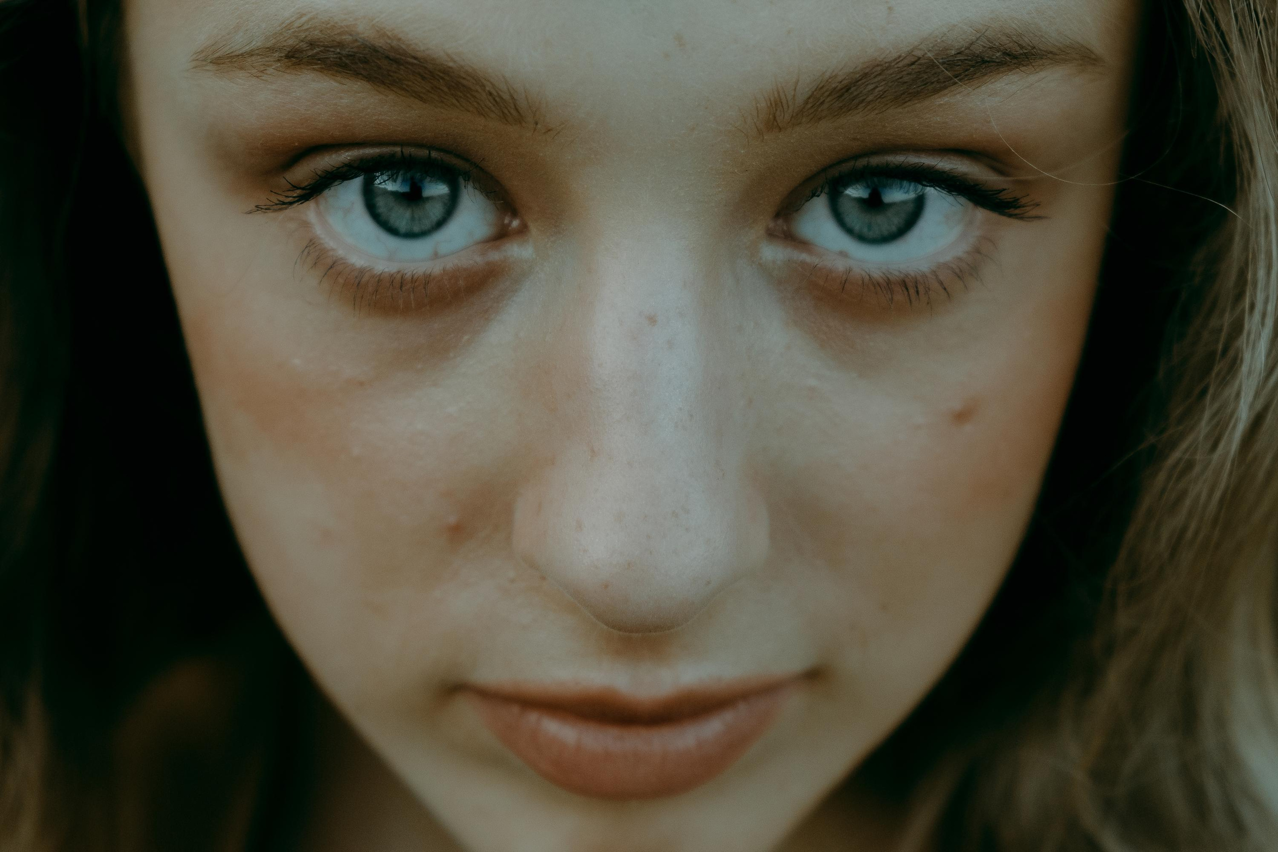 Anastasia. Атмосферная фотосессия на каменистом пляже для юной модели