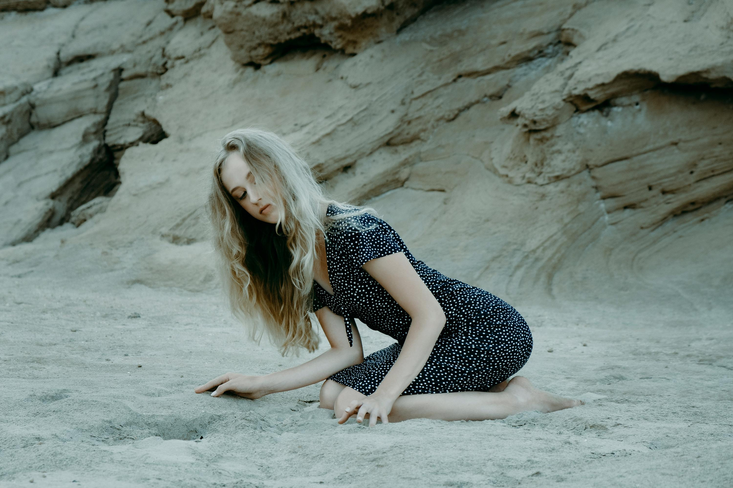 Anastasia. Атмосферная фотосессия на каменистом пляже для юной модели
