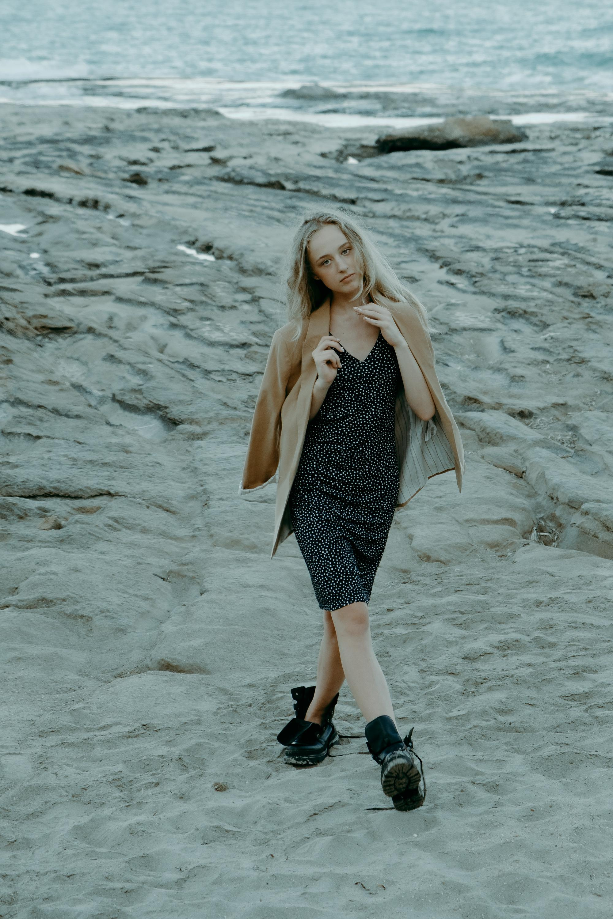 Anastasia. Атмосферная фотосессия на каменистом пляже для юной модели