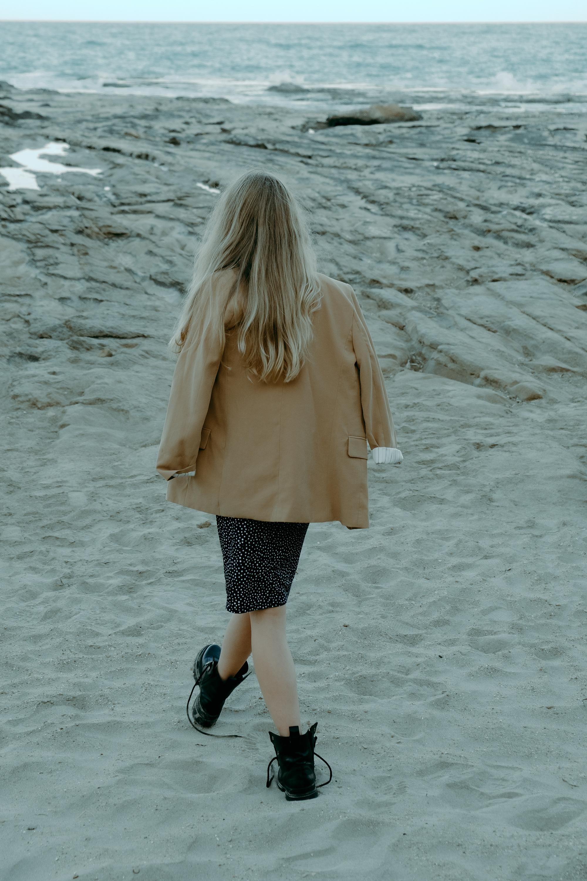 Anastasia. Атмосферная фотосессия на каменистом пляже для юной модели