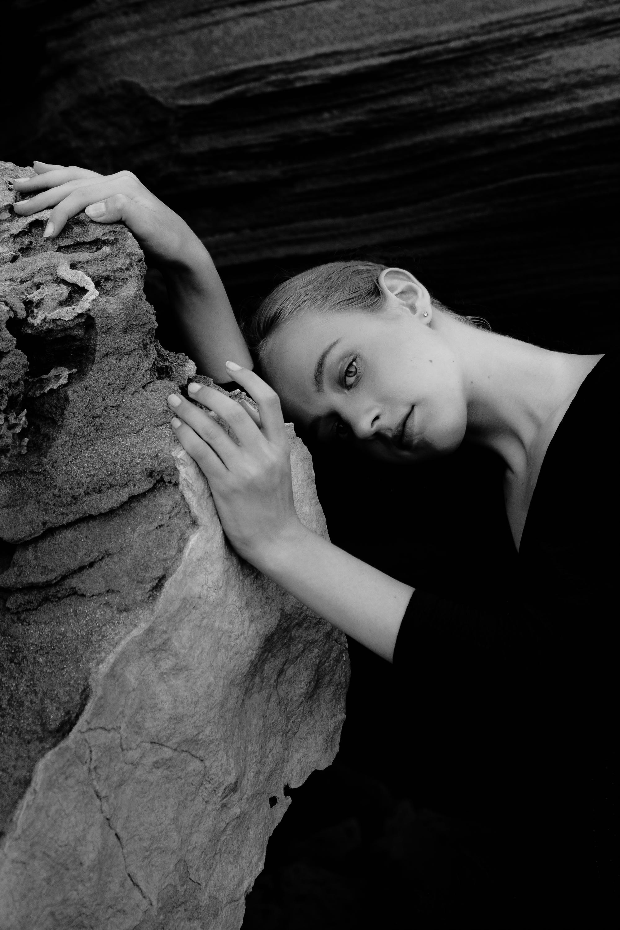 Anastasia. Атмосферная фотосессия на каменистом пляже для юной модели