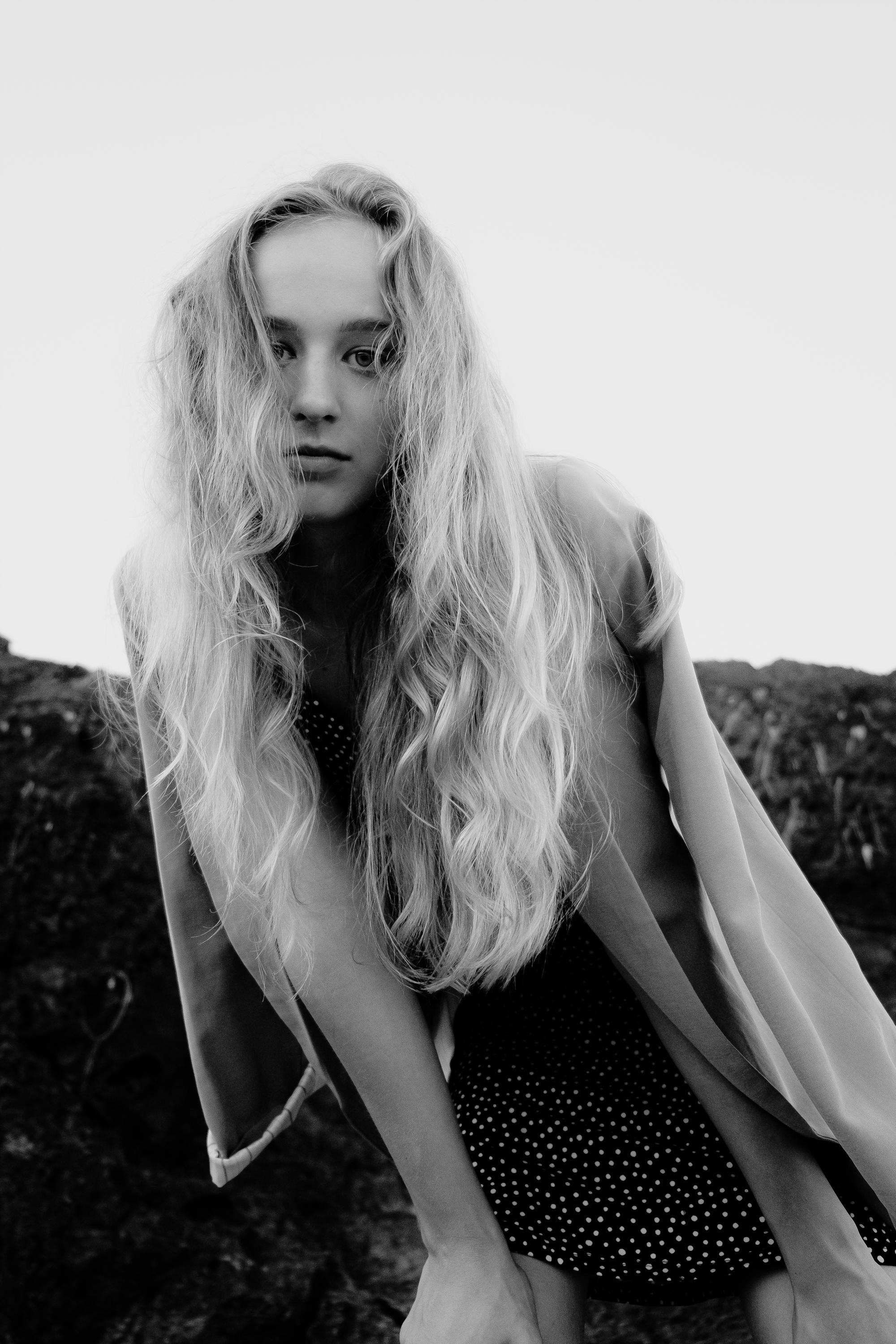 Anastasia. Атмосферная фотосессия на каменистом пляже для юной модели