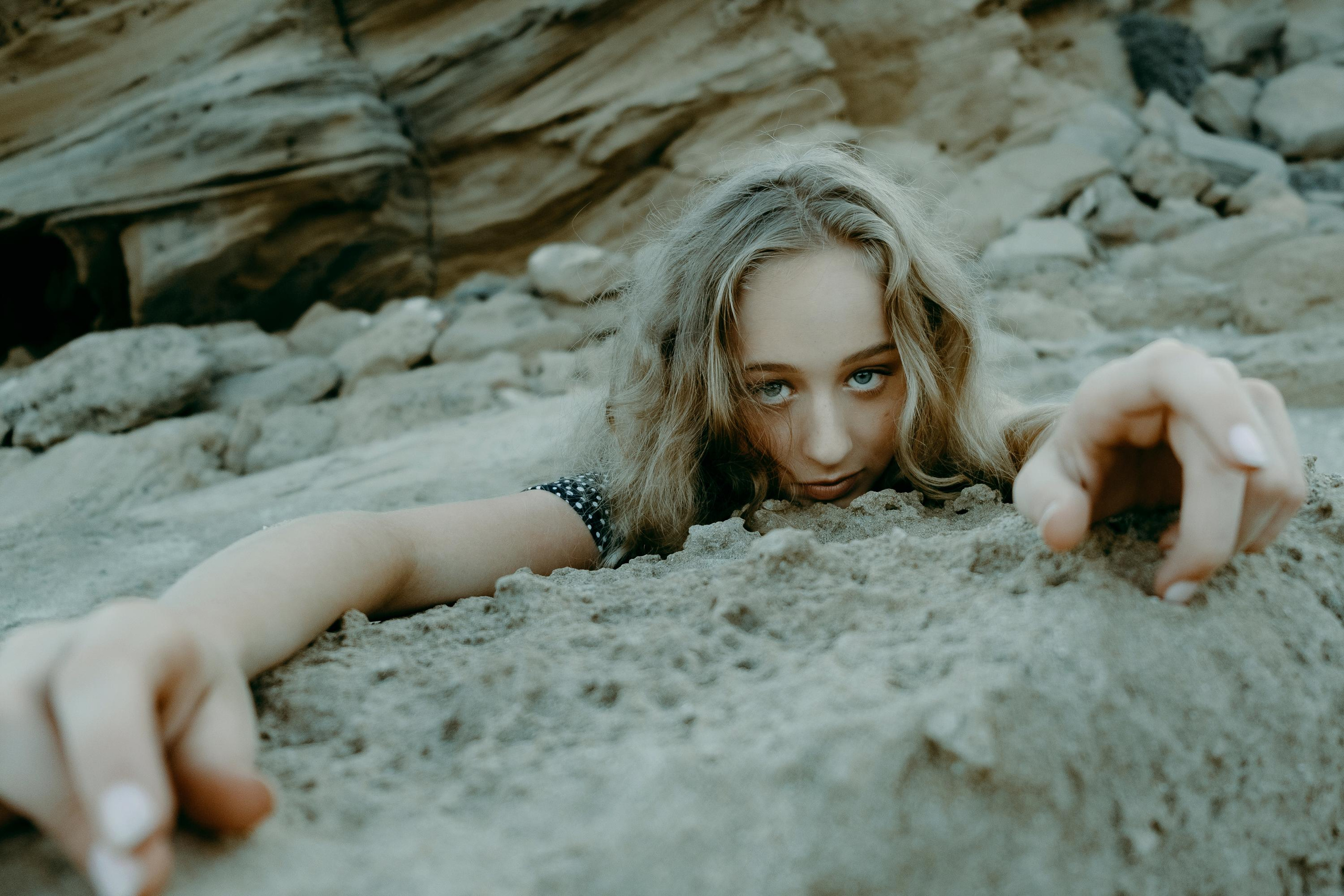 Anastasia. Атмосферная фотосессия на каменистом пляже для юной модели