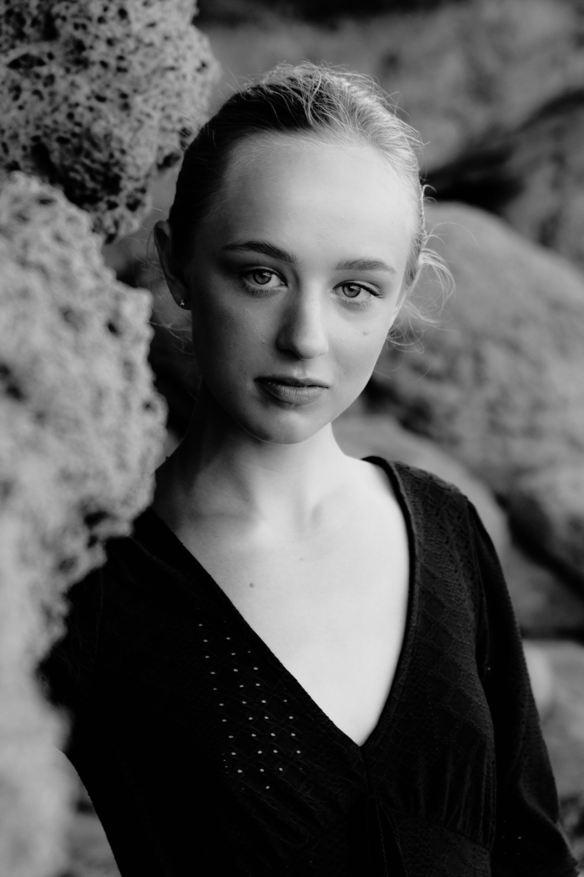 Anastasia. Атмосферная фотосессия на каменистом пляже для юной модели