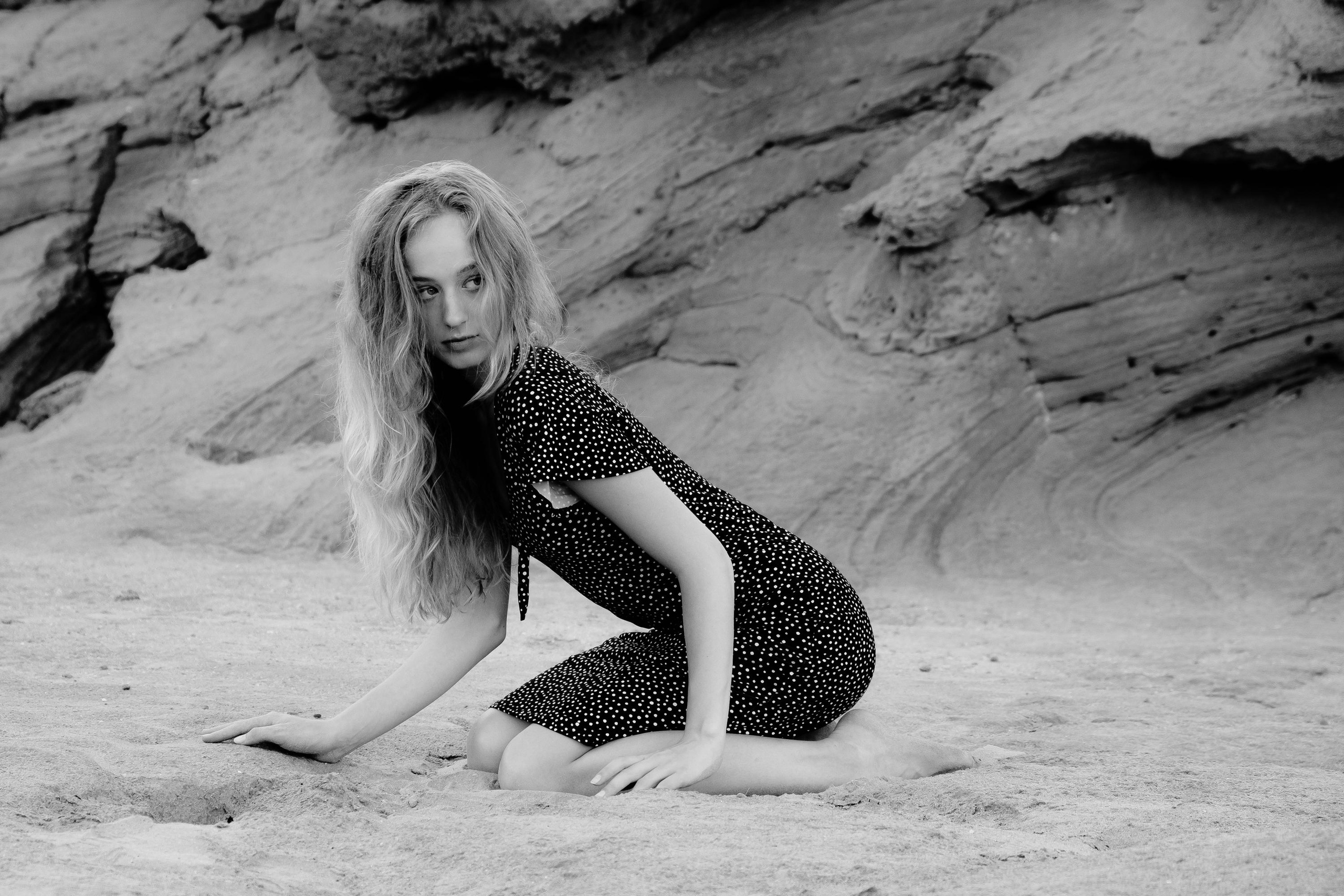 Anastasia. Атмосферная фотосессия на каменистом пляже для юной модели