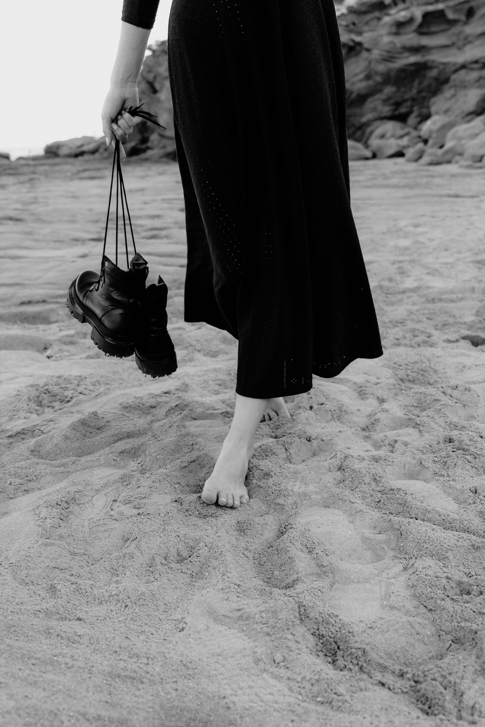 Anastasia. Атмосферная фотосессия на каменистом пляже для юной модели