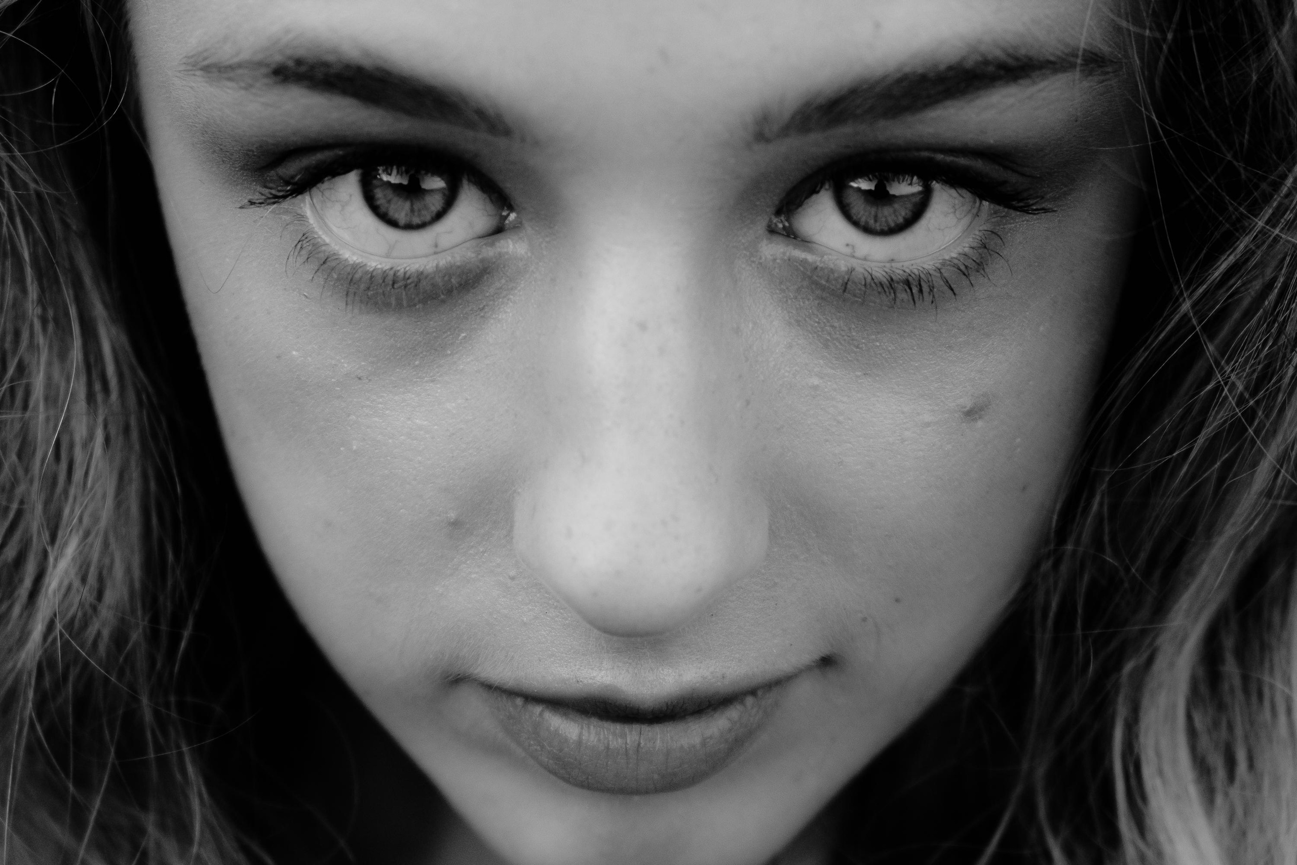 Anastasia. Атмосферная фотосессия на каменистом пляже для юной модели