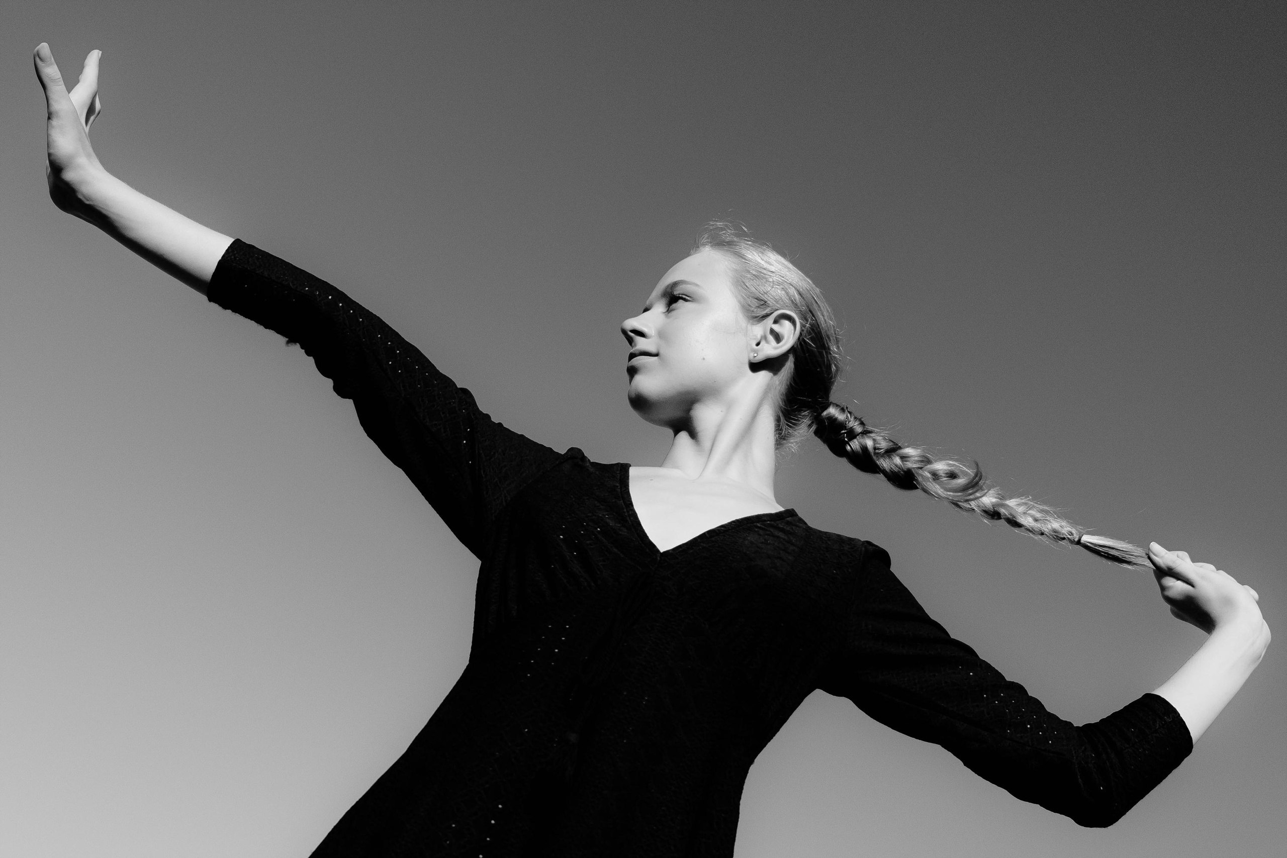 Anastasia. Атмосферная фотосессия на каменистом пляже для юной модели