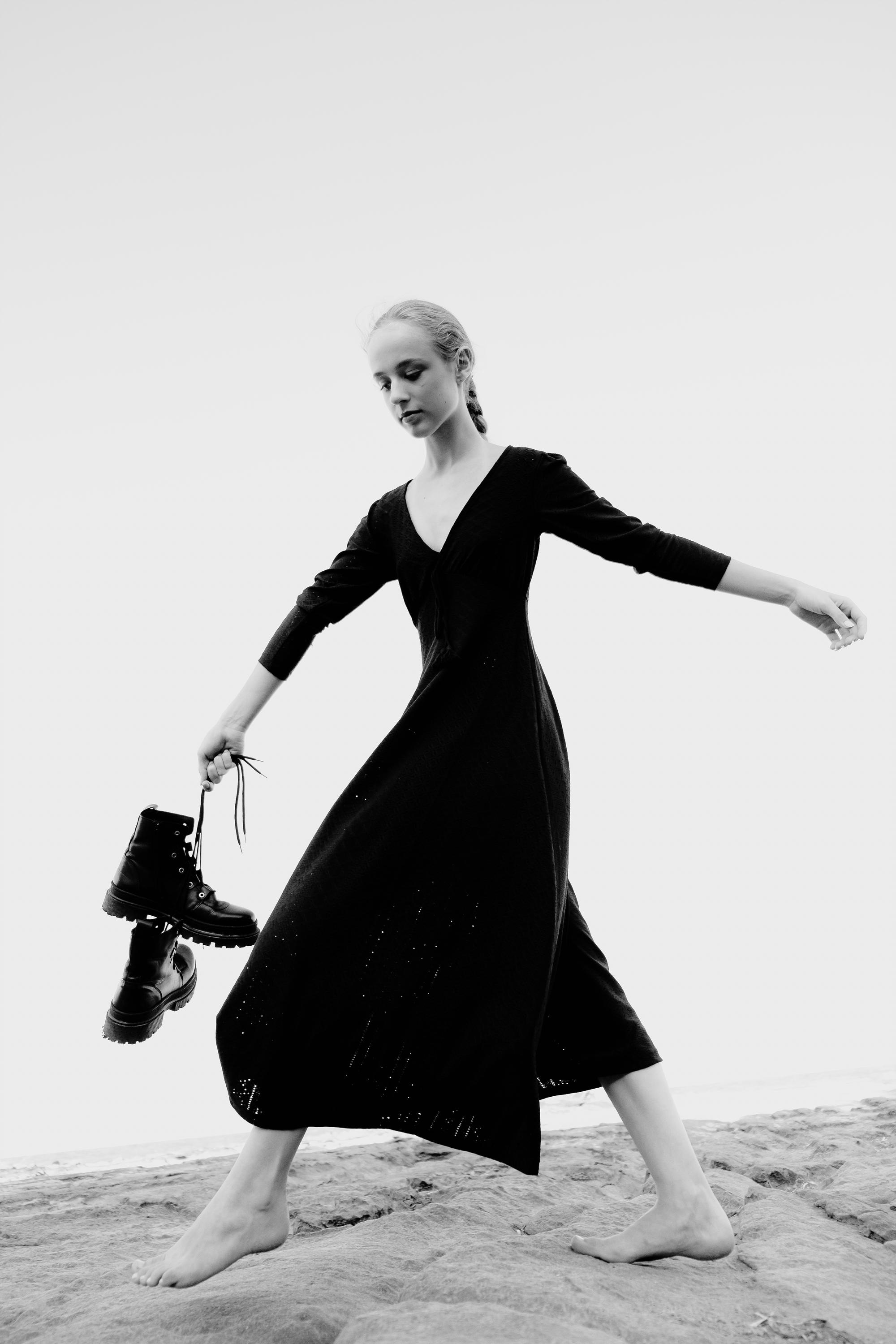 Anastasia. Атмосферная фотосессия на каменистом пляже для юной модели