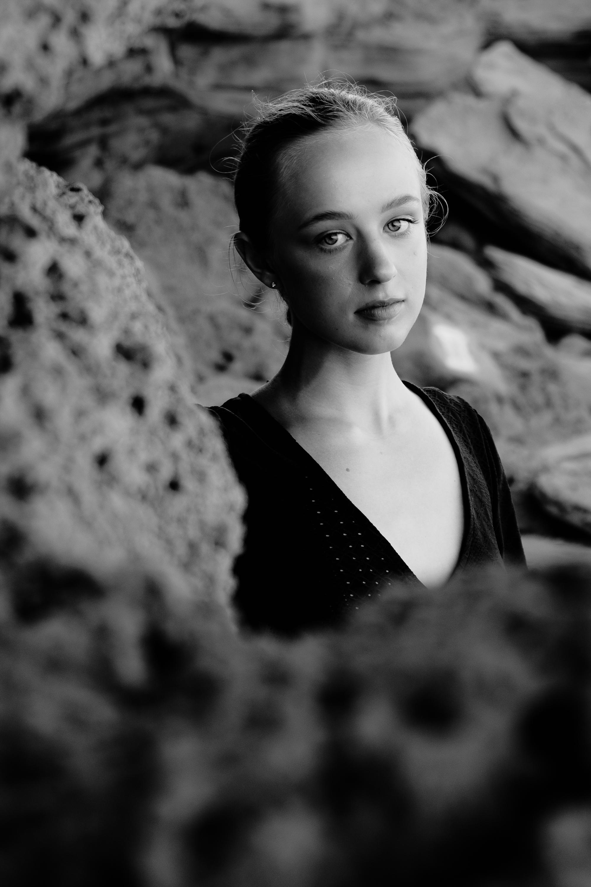 Anastasia. Атмосферная фотосессия на каменистом пляже для юной модели