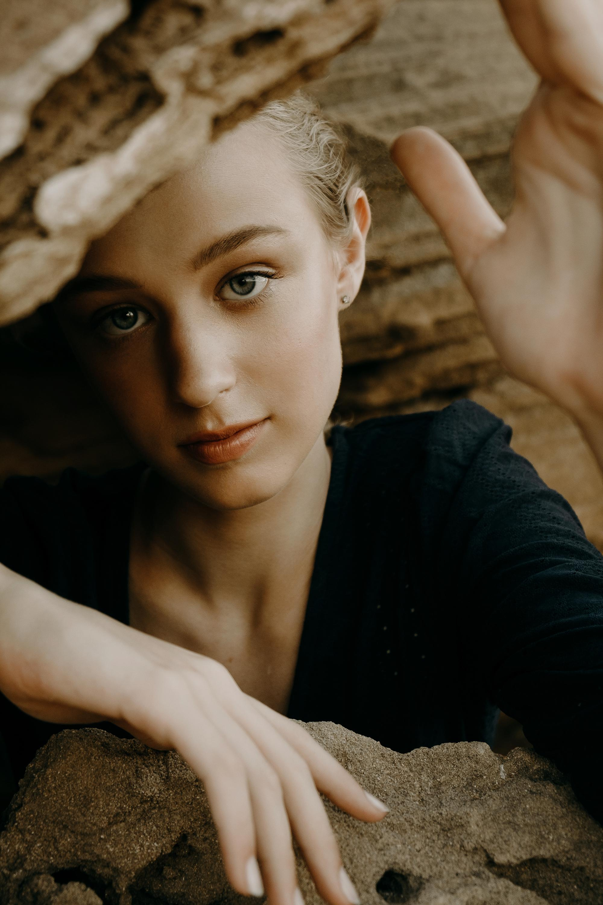 Anastasia. Атмосферная фотосессия на каменистом пляже для юной модели