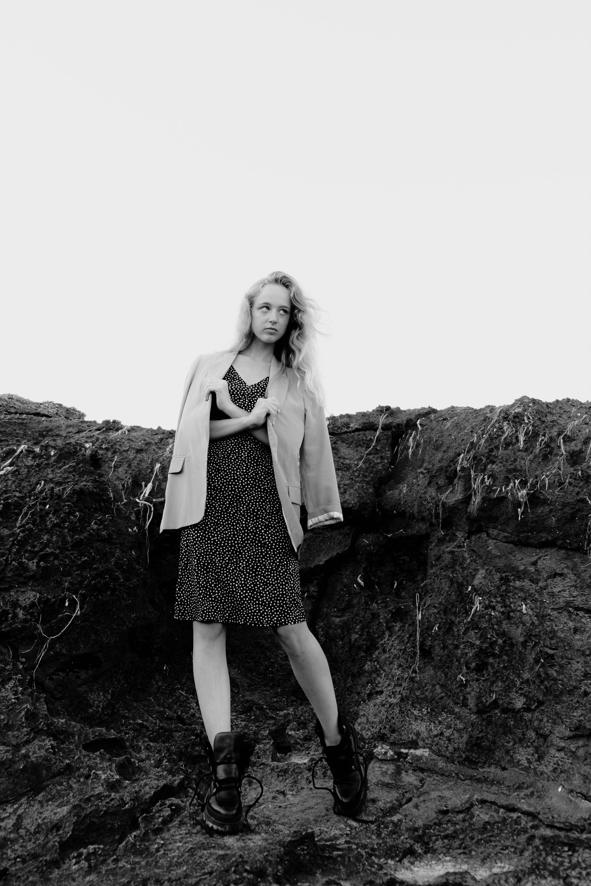Anastasia. Атмосферная фотосессия на каменистом пляже для юной модели