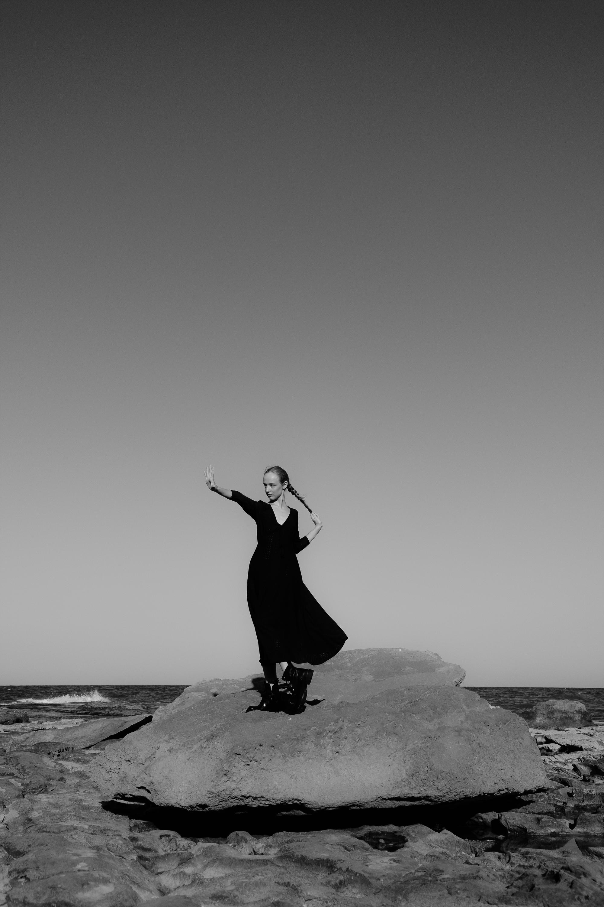 Anastasia. Атмосферная фотосессия на каменистом пляже для юной модели