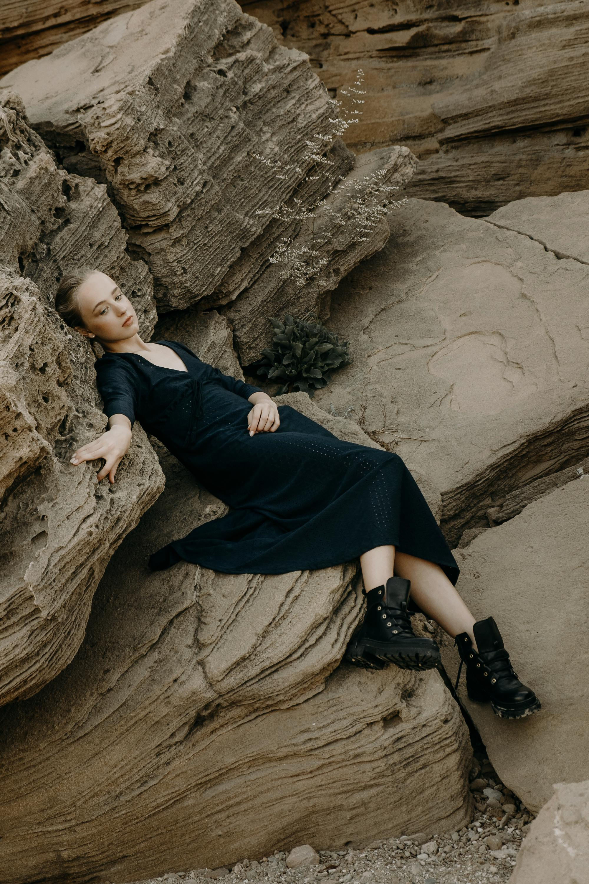 Anastasia. Атмосферная фотосессия на каменистом пляже для юной модели