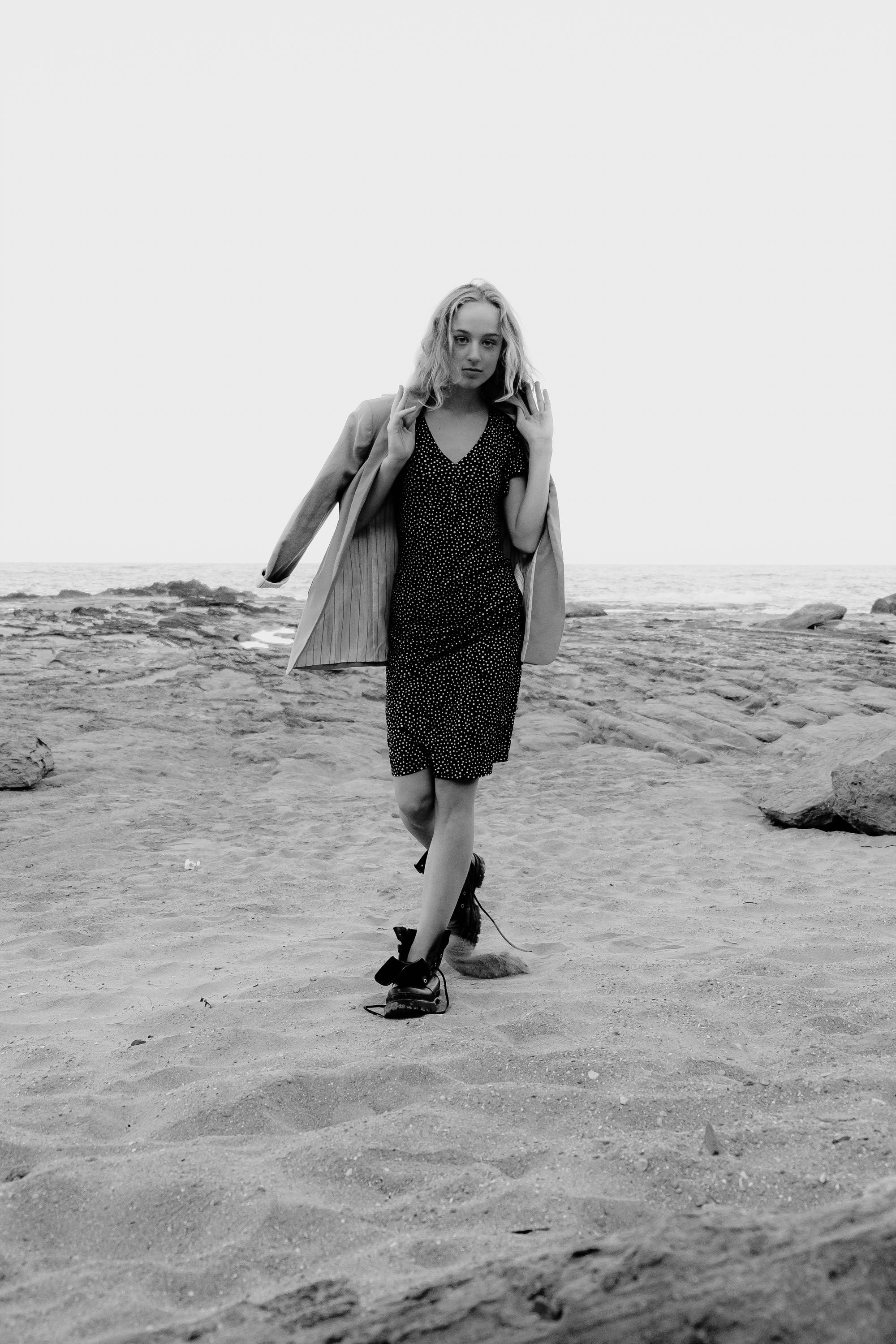 Anastasia. Атмосферная фотосессия на каменистом пляже для юной модели