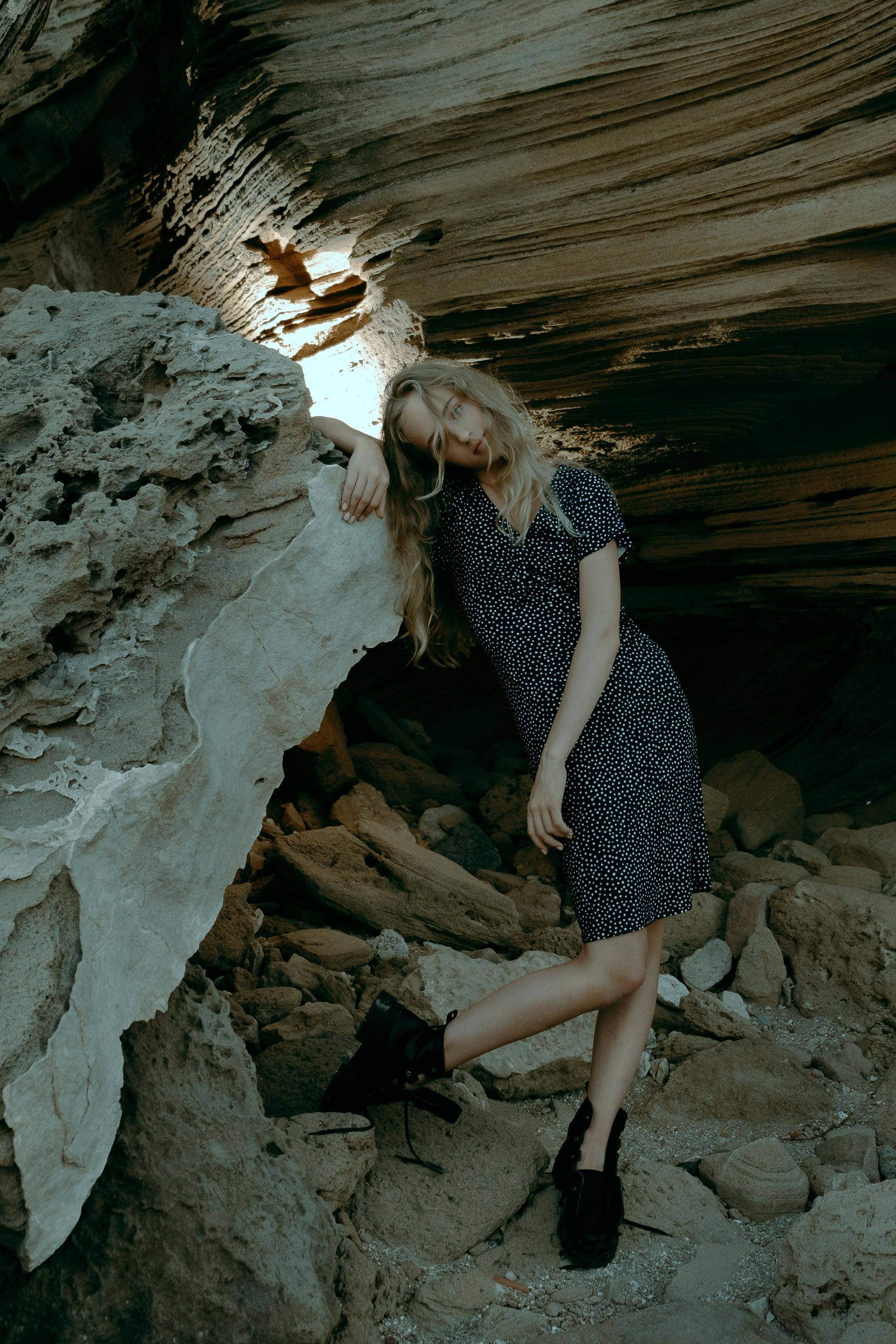 Anastasia. Атмосферная фотосессия на каменистом пляже для юной модели