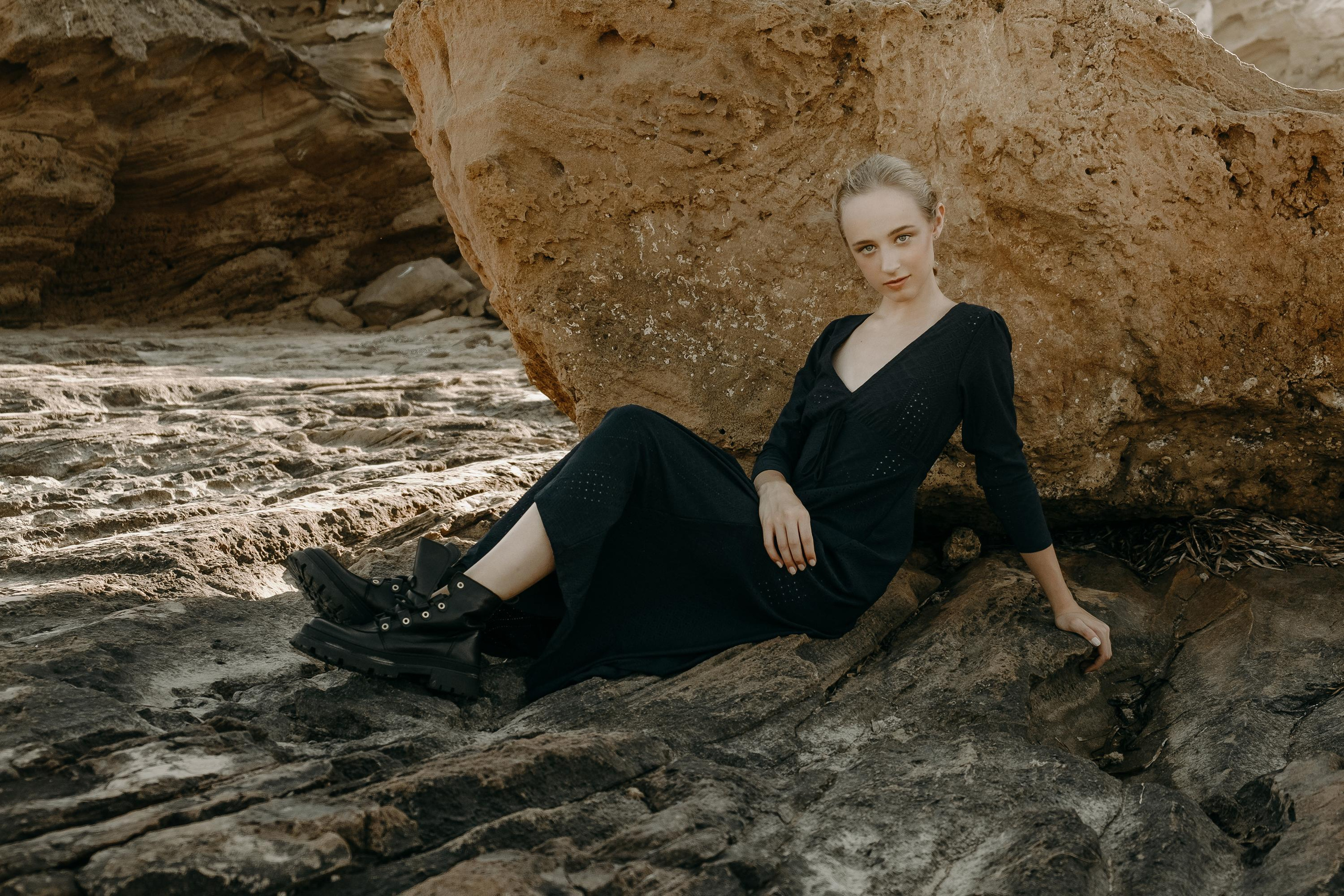 Anastasia. Атмосферная фотосессия на каменистом пляже для юной модели