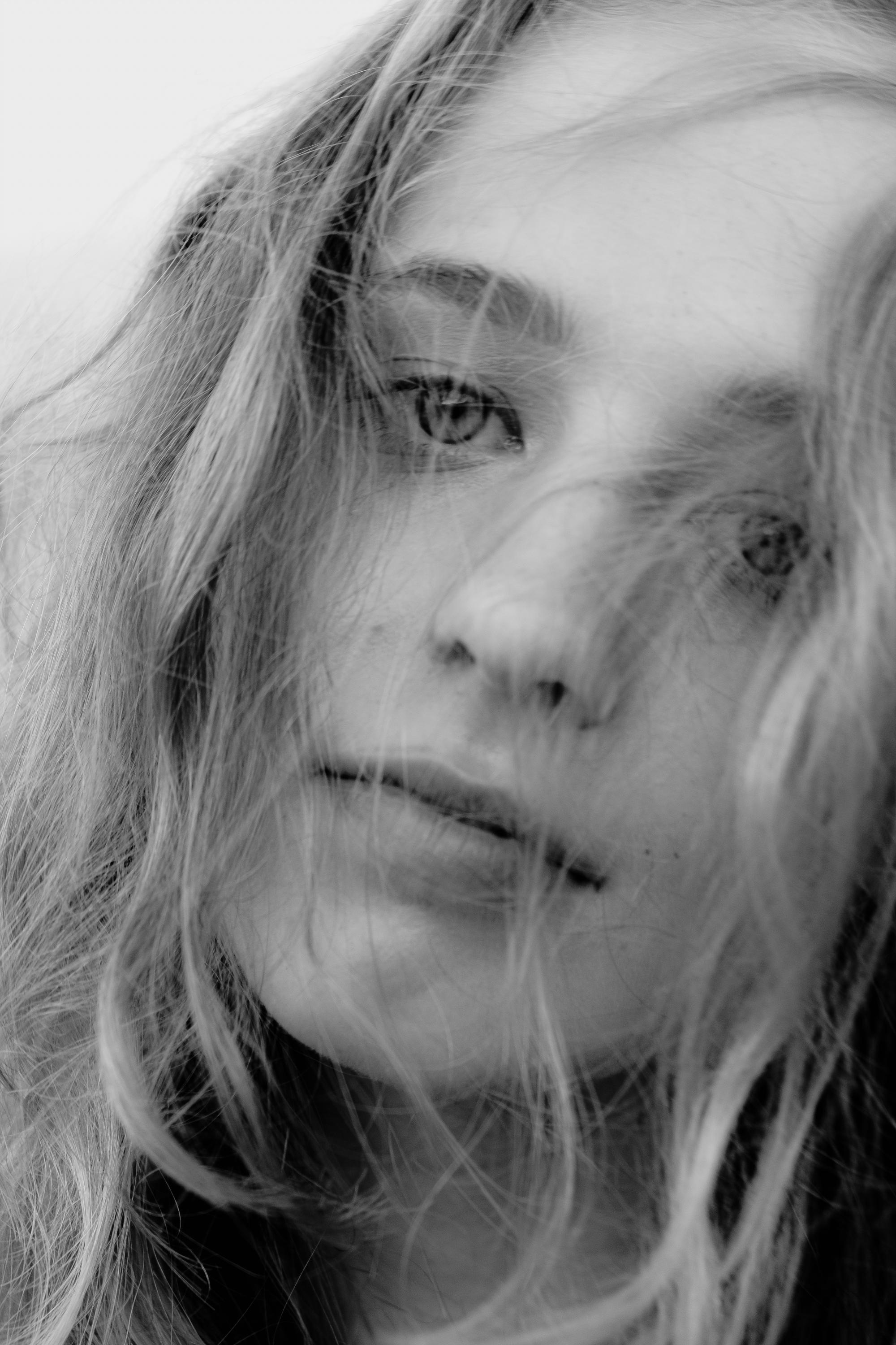 Anastasia. Атмосферная фотосессия на каменистом пляже для юной модели