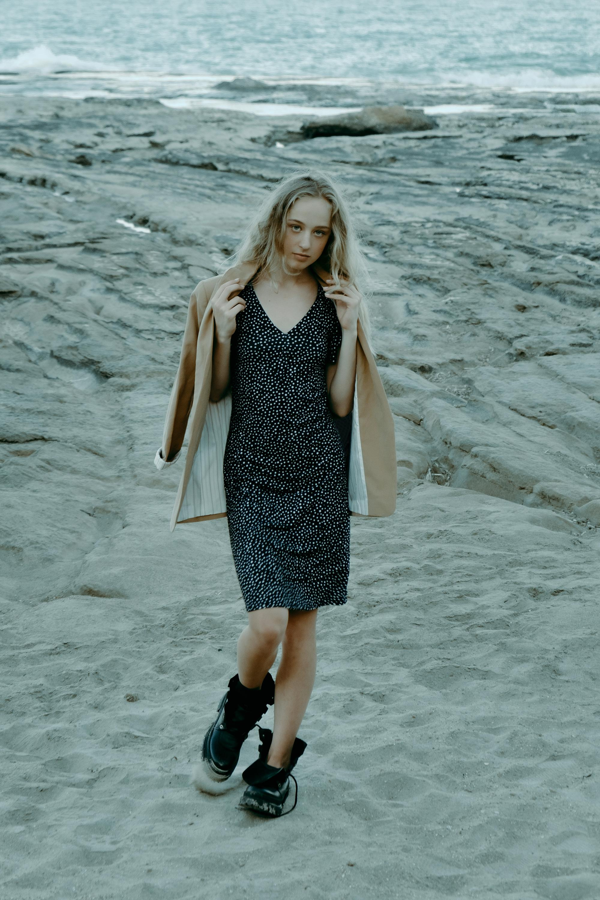 Anastasia. Атмосферная фотосессия на каменистом пляже для юной модели