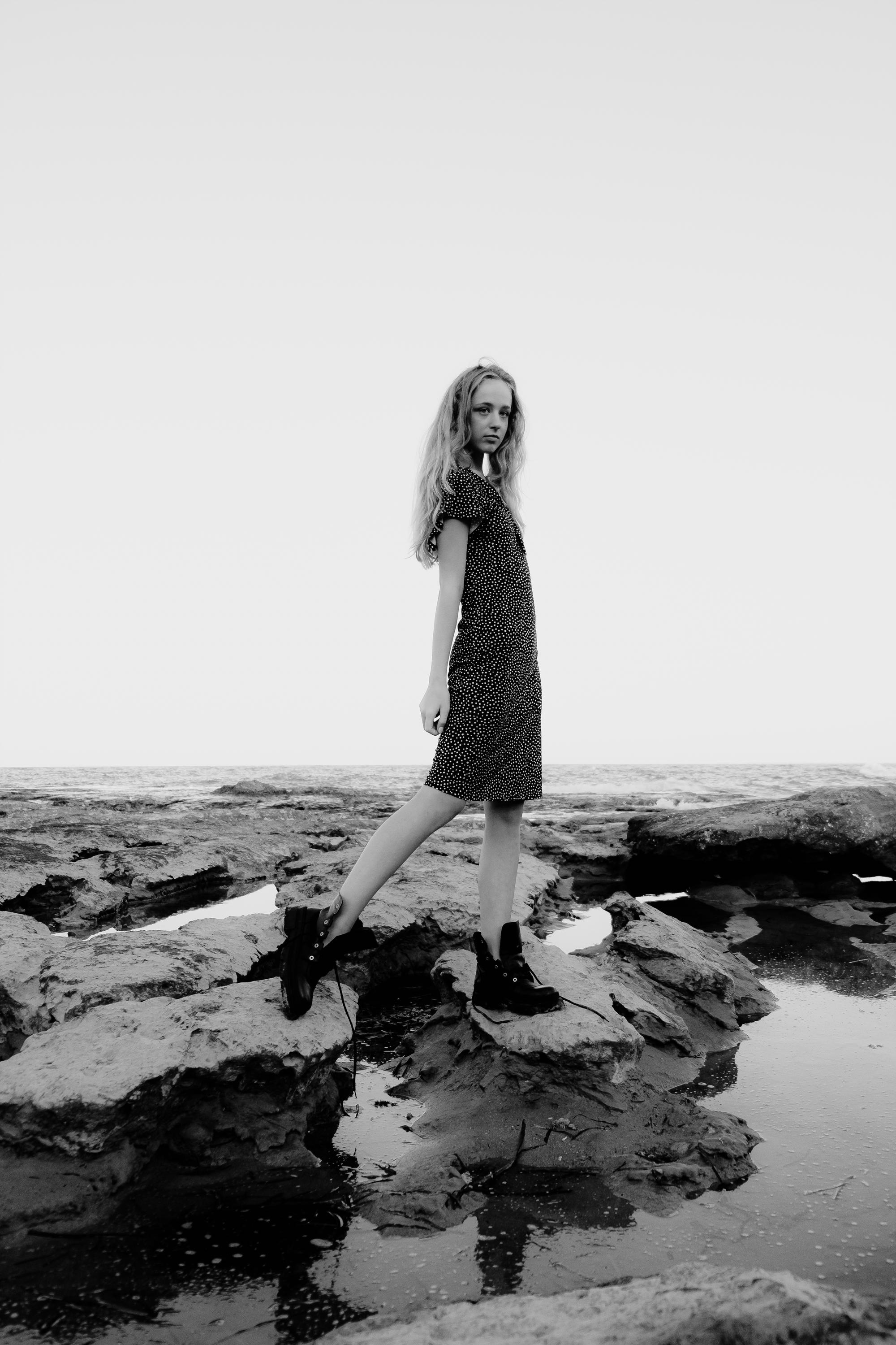 Anastasia. Атмосферная фотосессия на каменистом пляже для юной модели