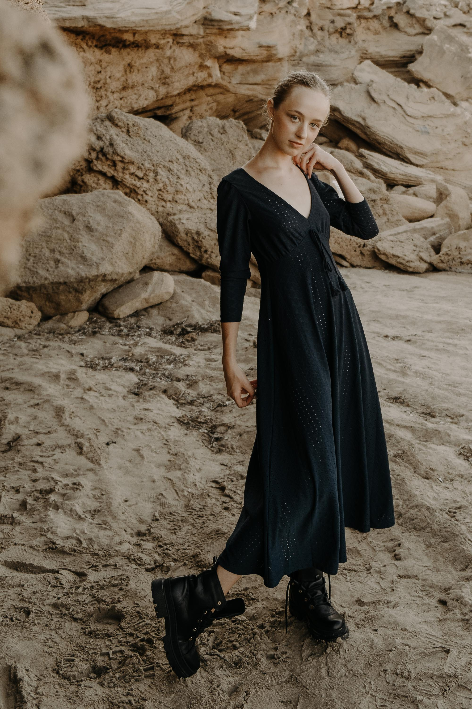 Anastasia. Атмосферная фотосессия на каменистом пляже для юной модели